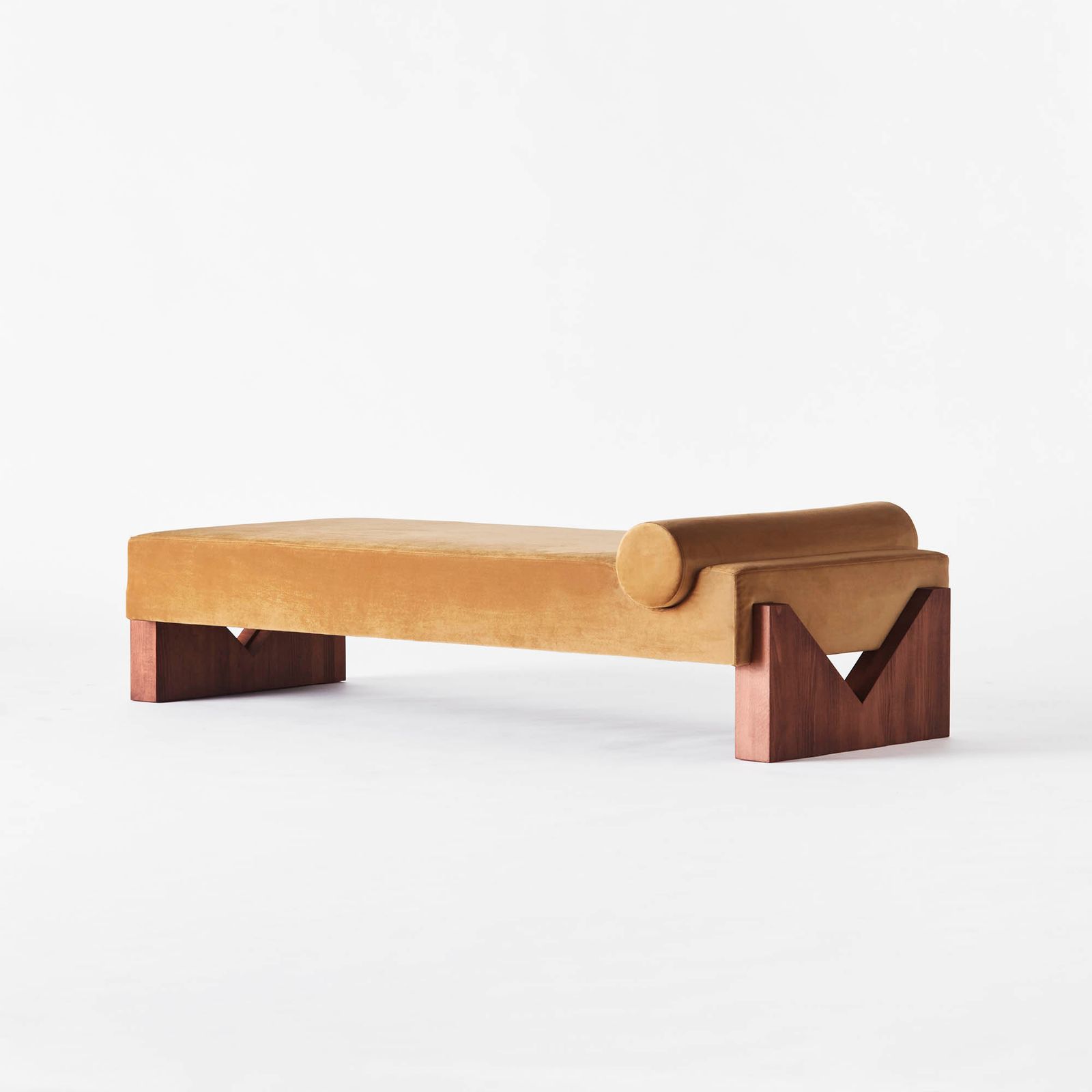 Zimtrolle auf rotbraunen Buchenbeinen Die Liege „V“ von Dusty Deco bringt lauter geometrische Grundformen auf Linie...