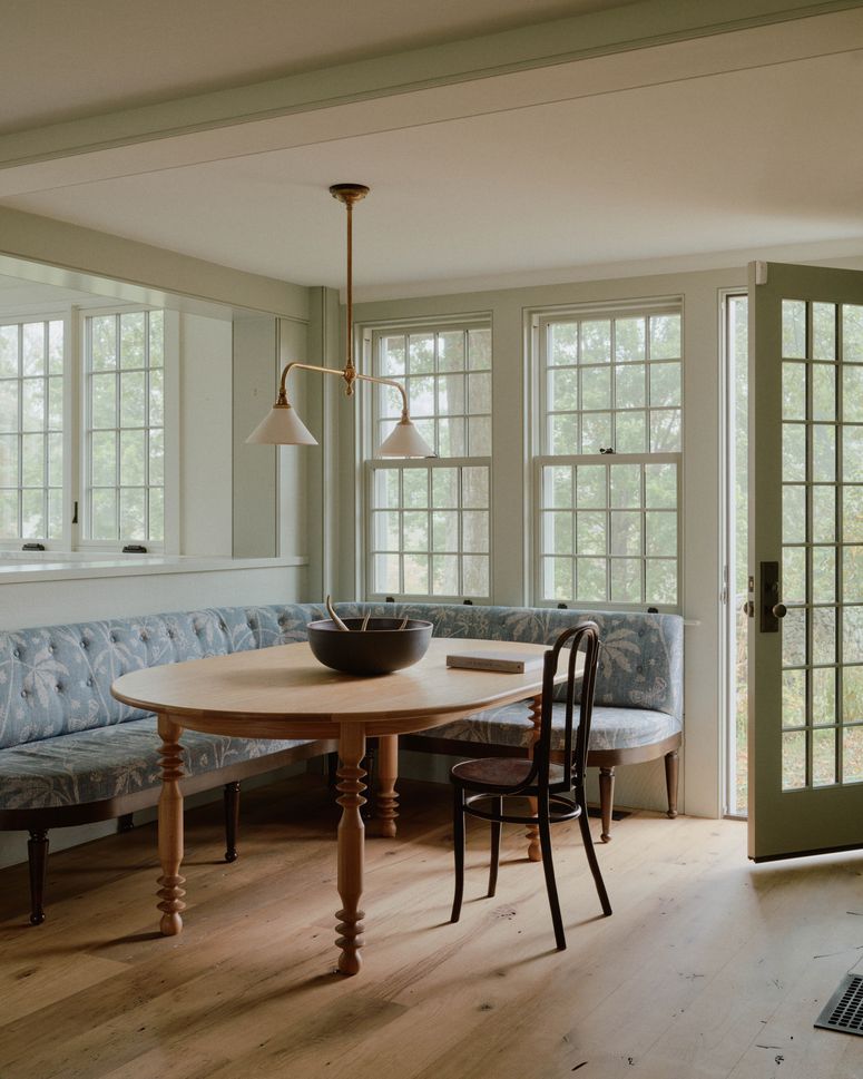 Renovierung, Landhaus in Connecticut, Sitzecke mit Sitzbank, Tisch
