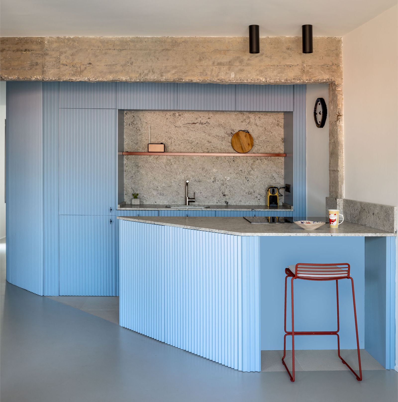 Für das Apartment einer dreiköpfigen Familie hat sich das Team von Tenka Arkitektura ein ganz besonderes Konzept...