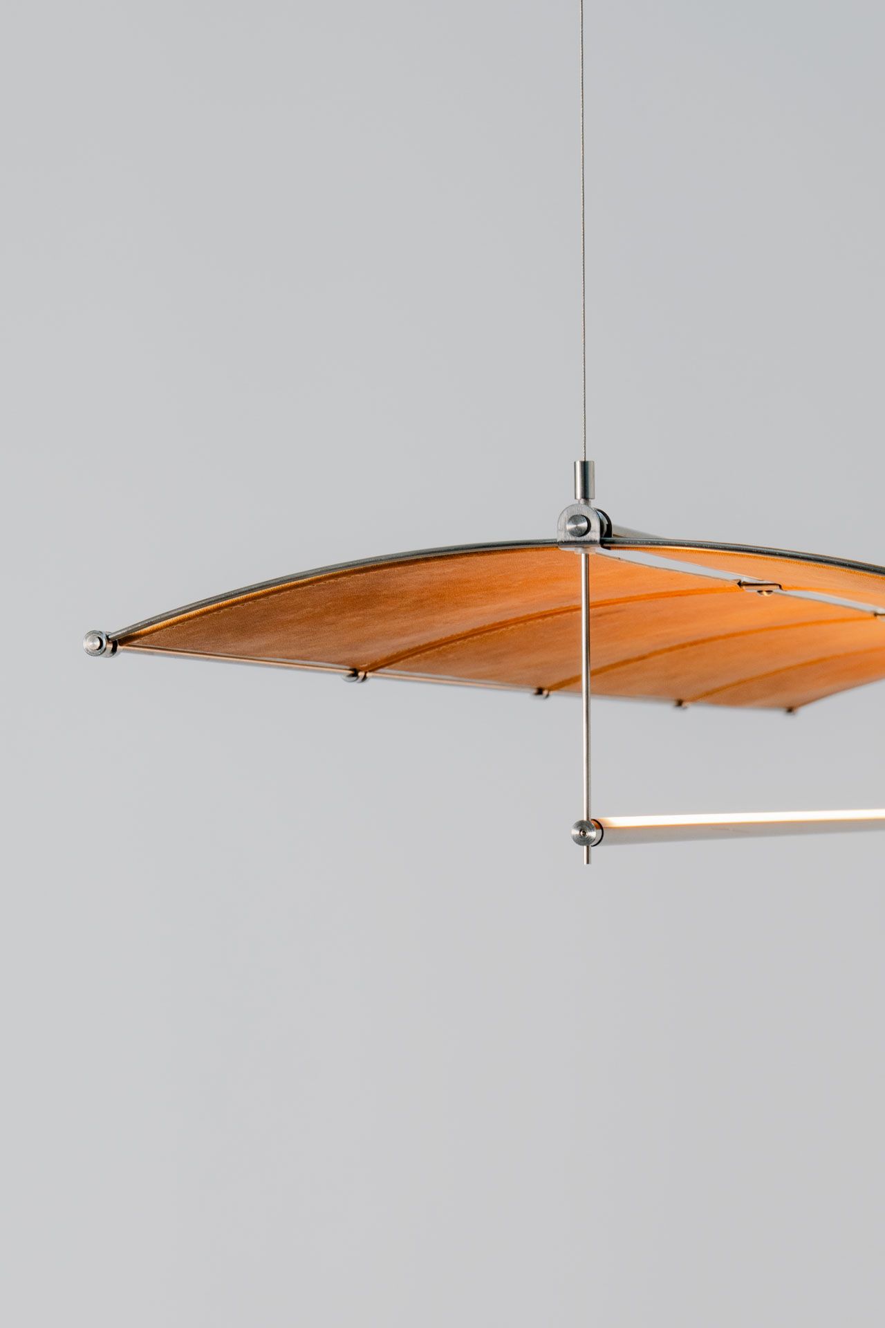 Mit Schirm aus Pilzleder Deckenleuchte von MycoWorks.