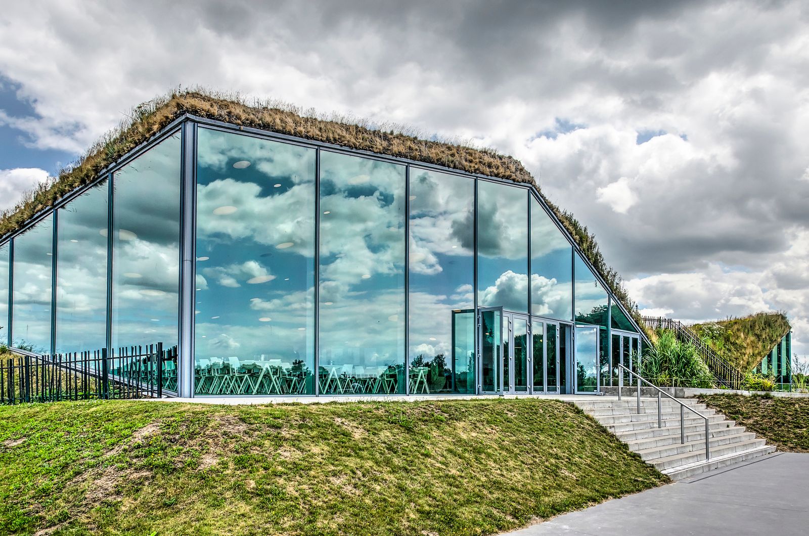 Studio Marco Vermeulen ergänzte das Musuem um einen markanten neuen Flügel mit Dachbegrünung.