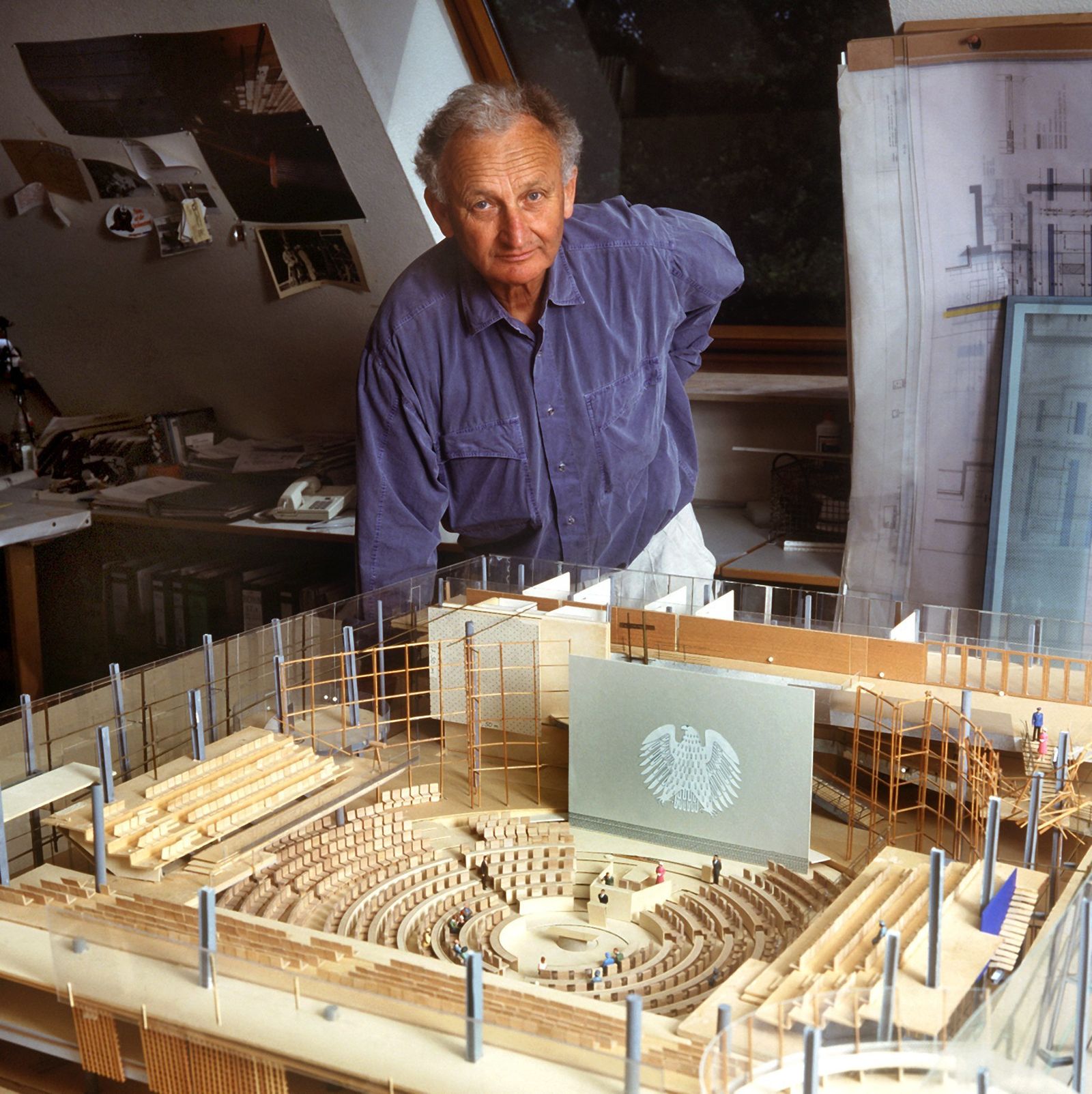 Günter Behnisch 1992 hinter einem Modell des Plenarsaals des Deutschen Bundestages. Zu seinen Arbeiten gehören u.a. auch...