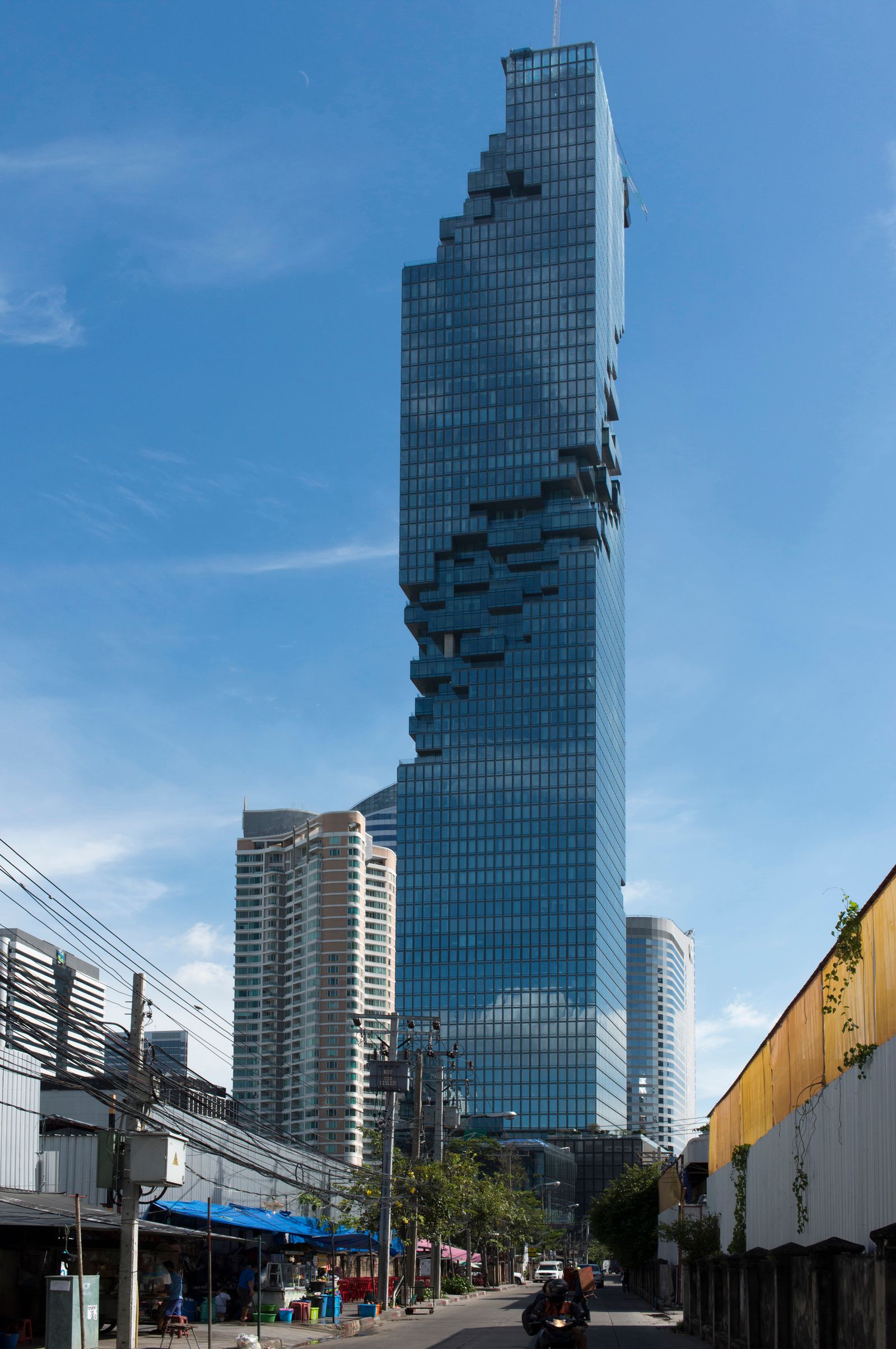 Einmal gut durchatmen Der Maha NakhonTower ist das zweithöchste Gebäude in Bangkok. Es sieht um die Mitte ein bisschen...