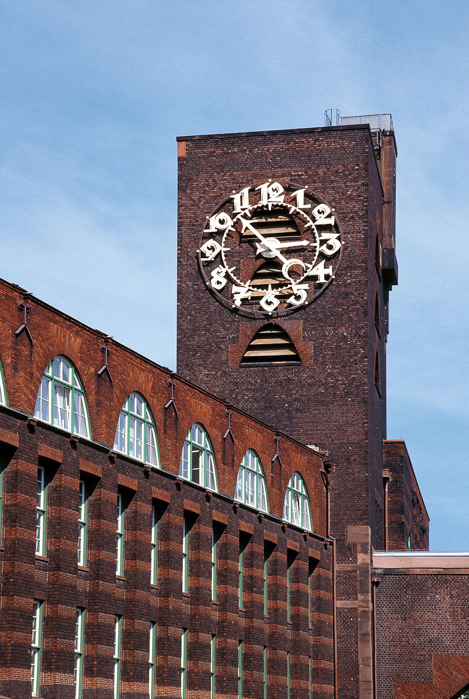 Von aussen recht nüchtern gestaltet ist das Innenleben des Bürogebäudes der Höchst AG in Frankfurt am Main expressiver...
