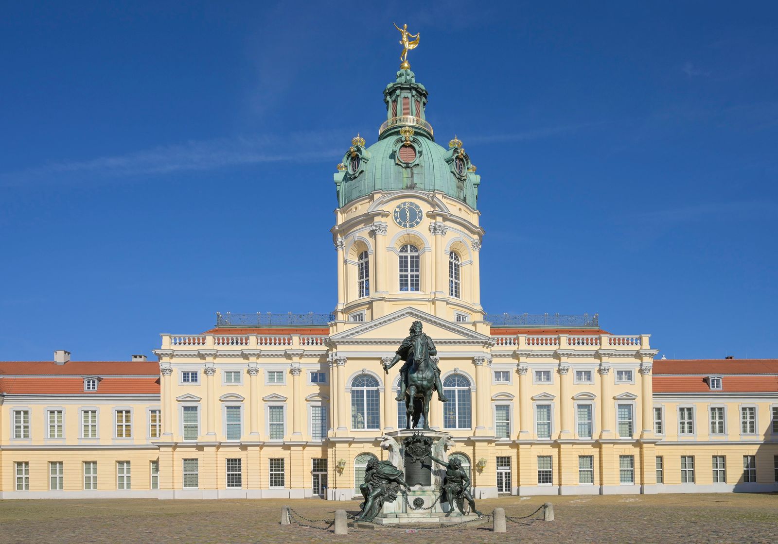 Reiterstandbild des Großen Kurfürsten von Andreas Schlüter im Hof von Schloss Charlottenburg Figurengruppe aus der Zeit...