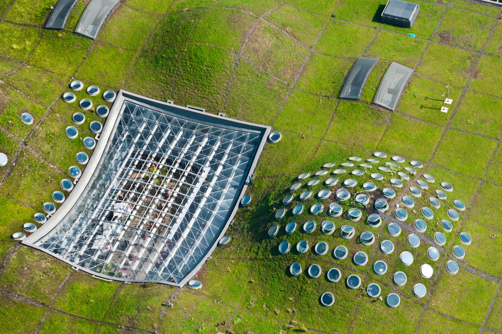Auf dem Dach befinden sich Sonnenkollektoren und Wetterstationen.