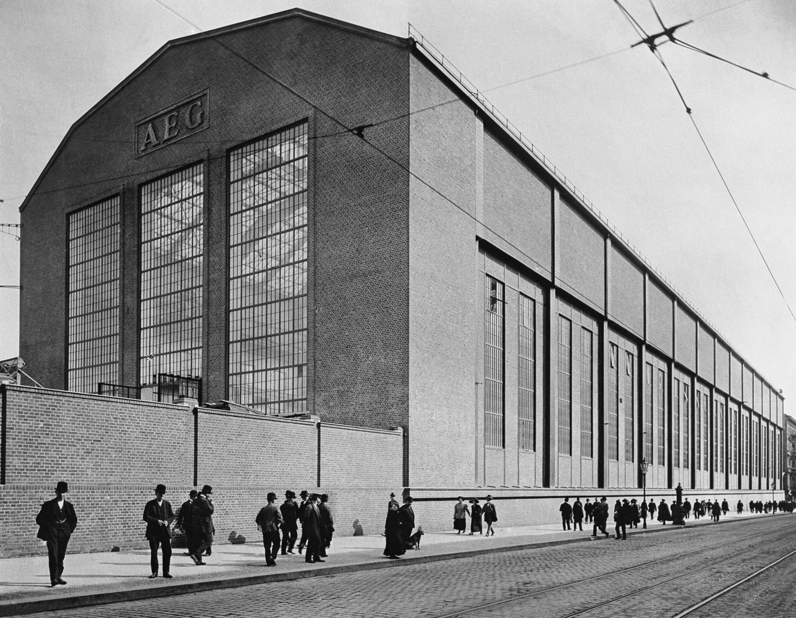 Im Jahr 1908 entwarf Peter Behrens die sogenannte Turbinenhalle in BerlinMoabit sie steht dort immer noch in fast...