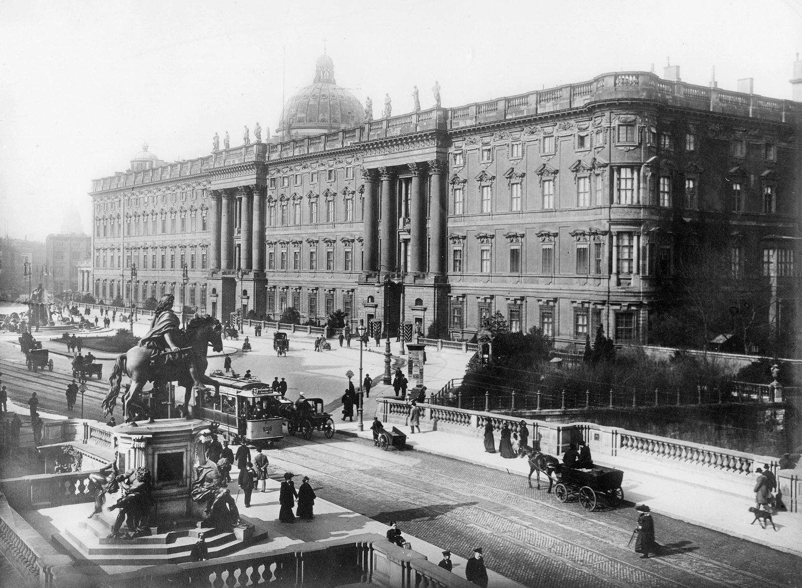 Ein Foto von 1905 das dass im zweiten Weltkrieg zerstörte Berliner Stadtschloss zeigt.