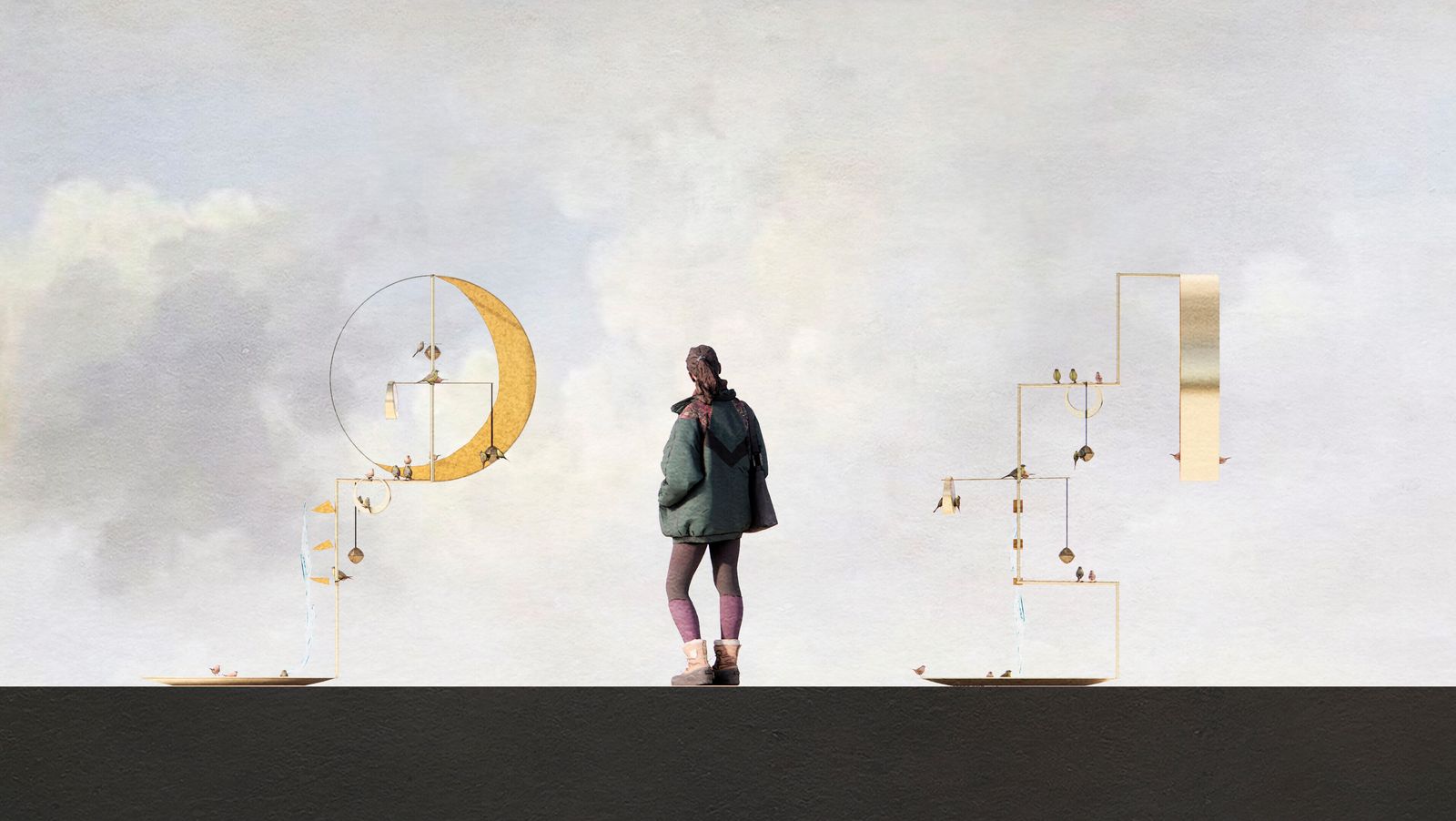 Eine Frau steht zwischen zwei mobileartigen Vogelhäusern