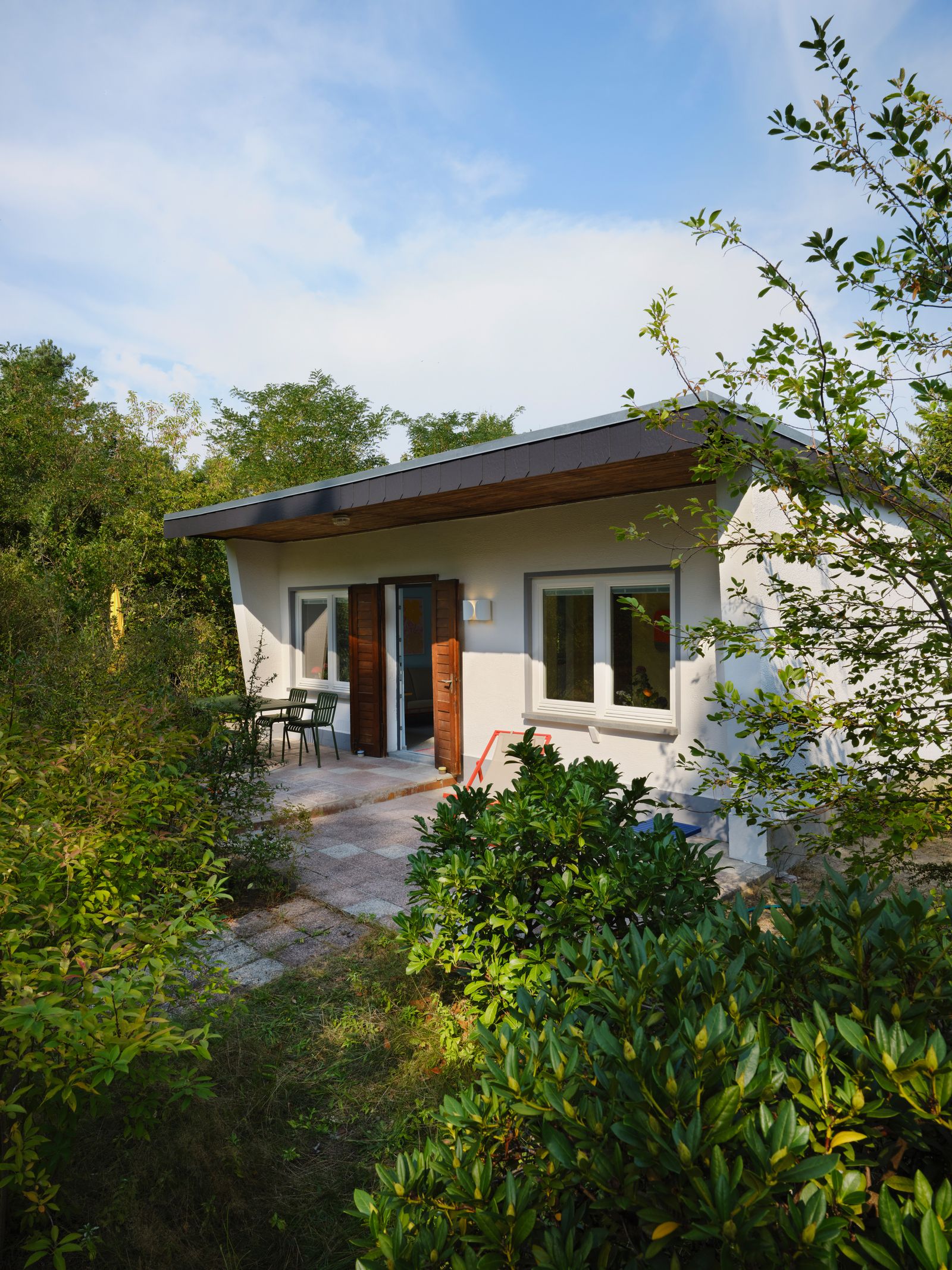 Der Bungalow steht inmitten eines 400 Quadratmeter großen Gartens.