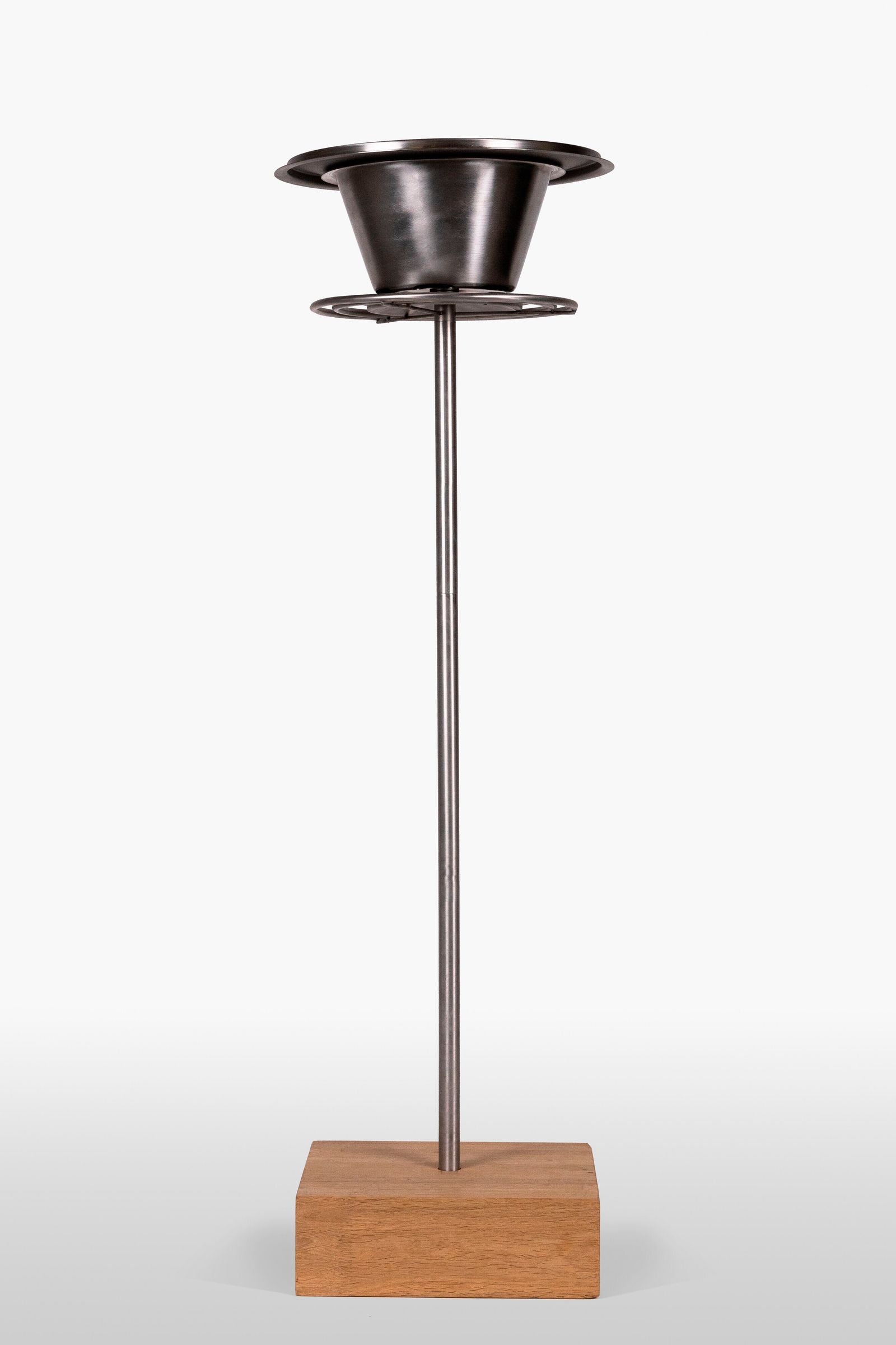 Küchengerät aus Edelstahl auf langem Stahlstab auf Holzfuß