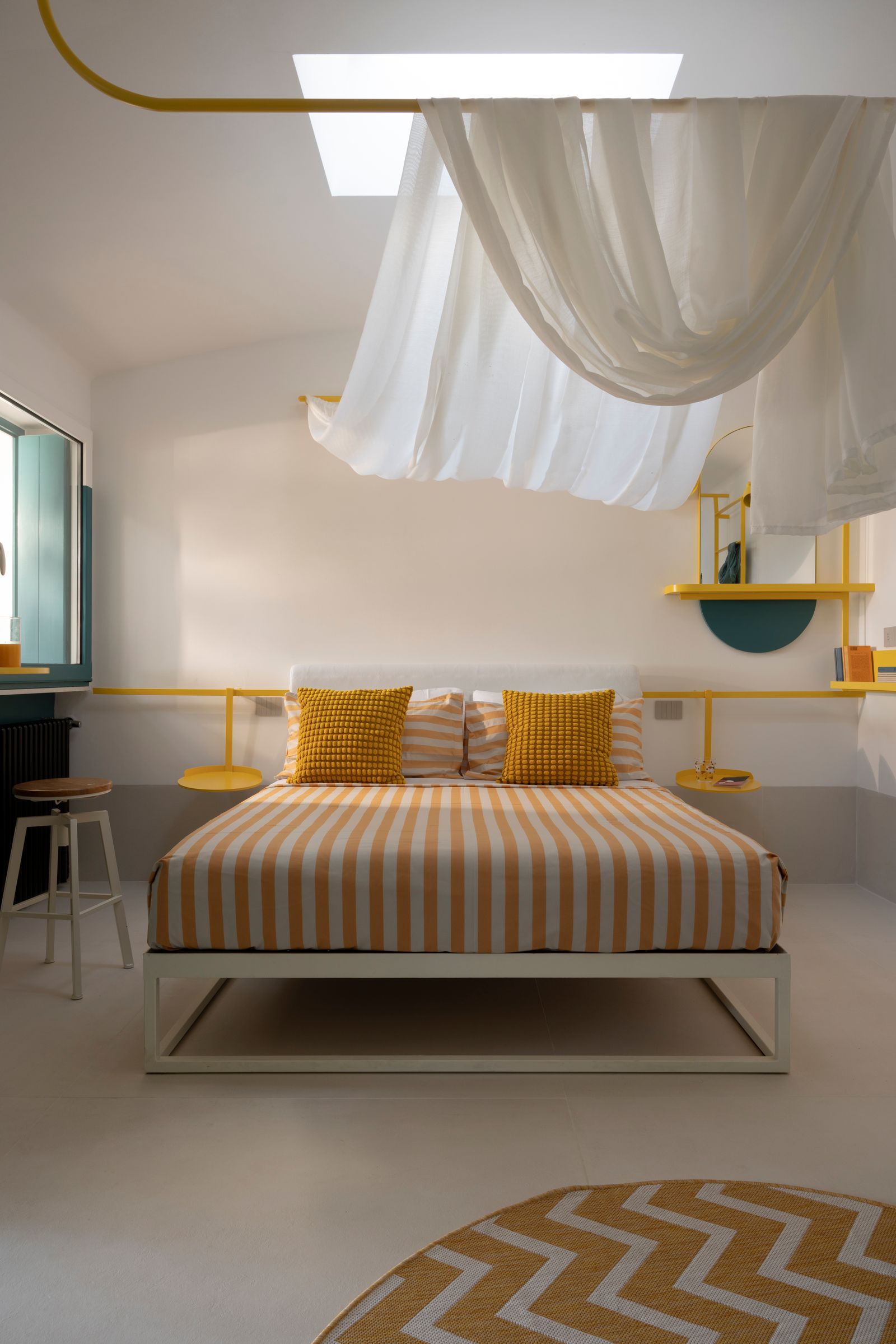 kleines Strandhaus in Italien Renovierung Bett Streifenmuster