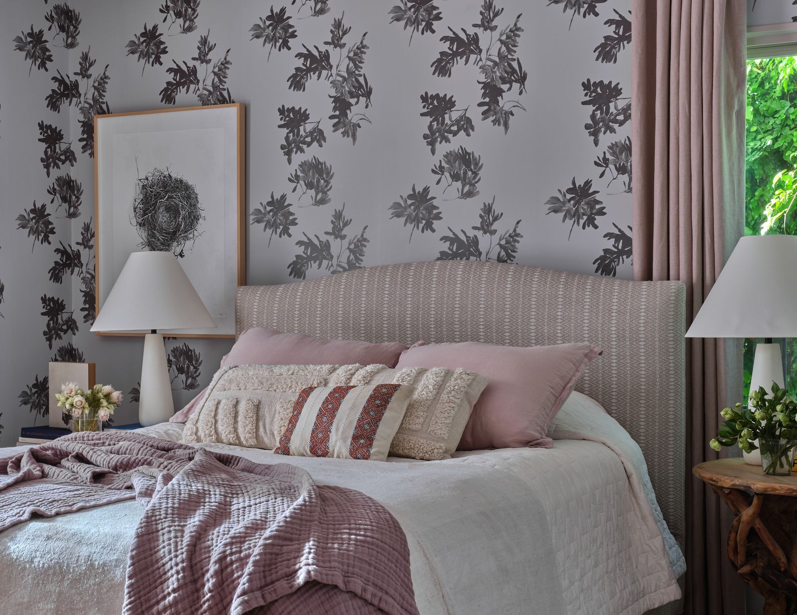 Jennifer Miller Zuhause in L.A. Schlafzimmer mit floraler Tapete