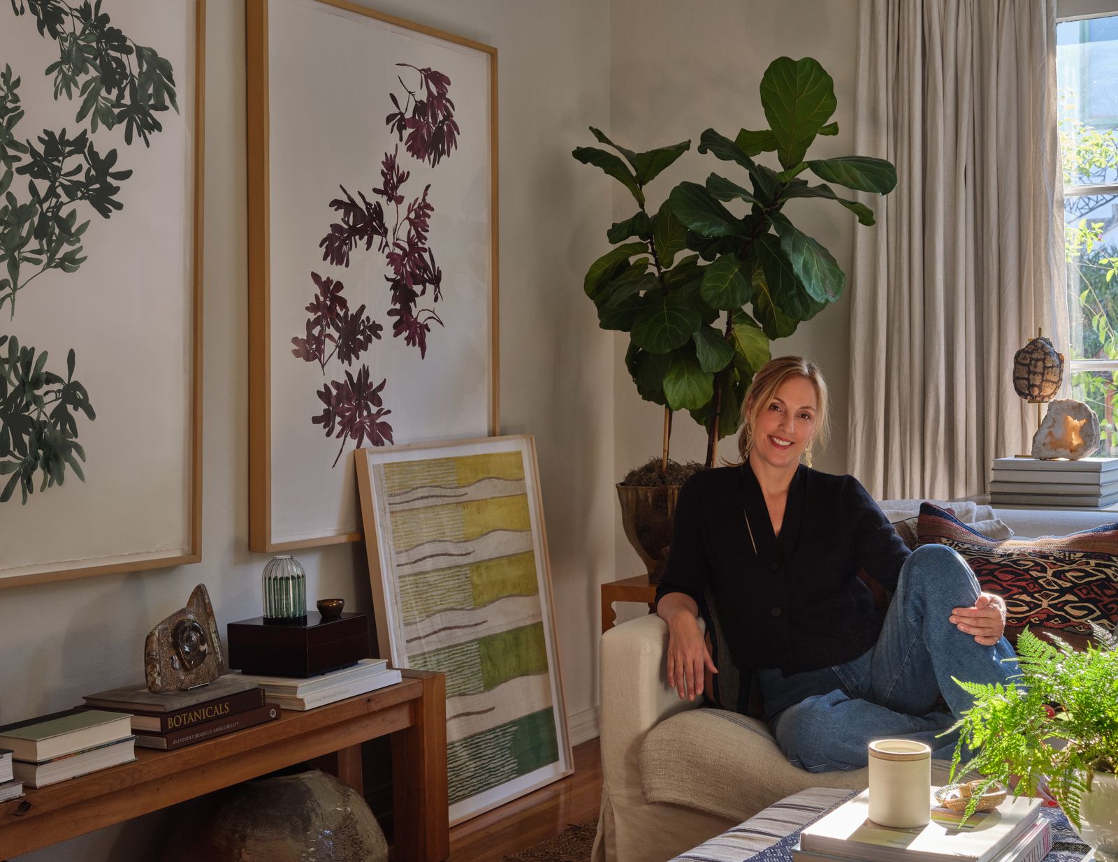 Designerin Jennifer Miller auf ihrem Sofa im Wohnzimmer