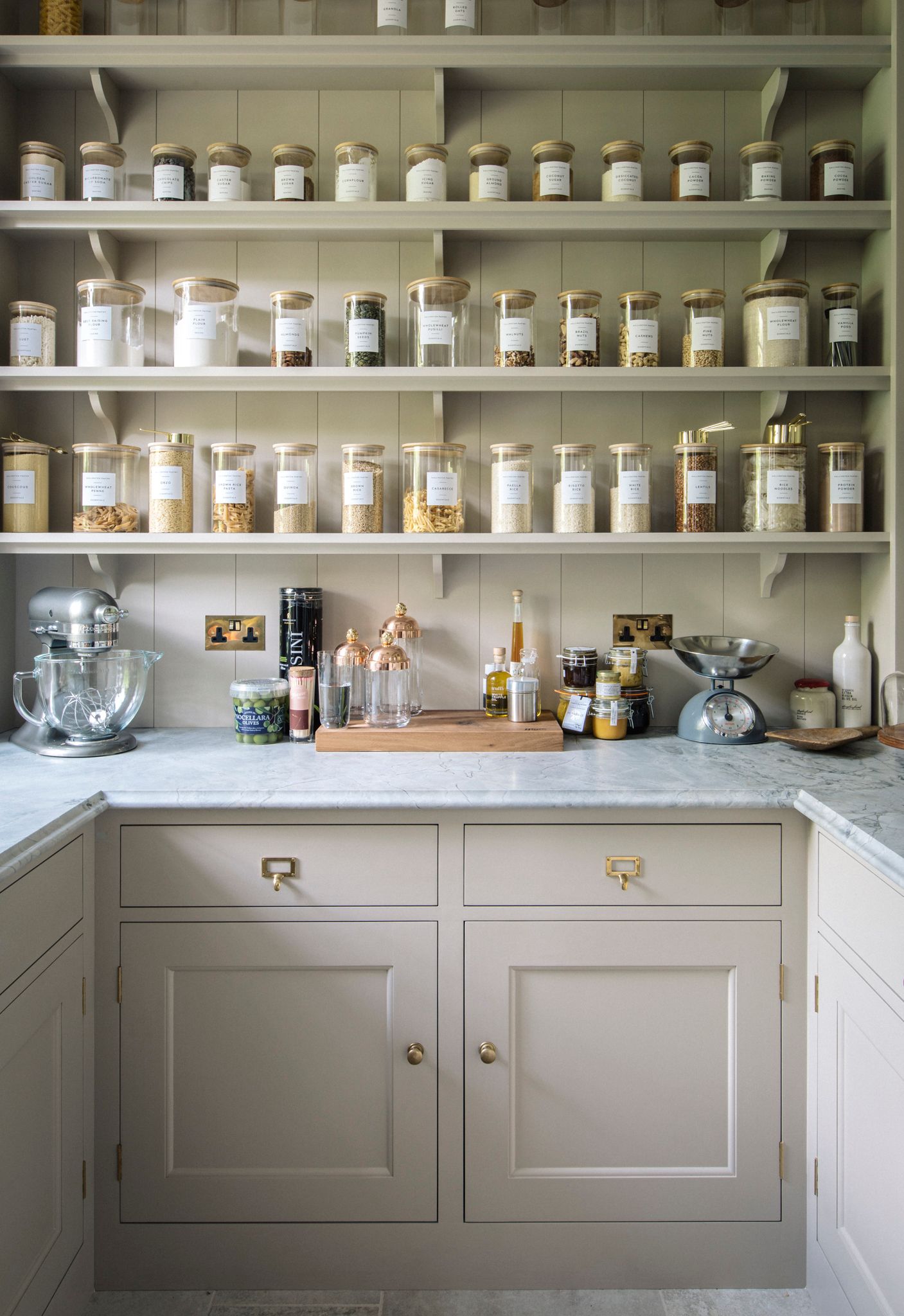 Vorratskammer mit Glasdosen