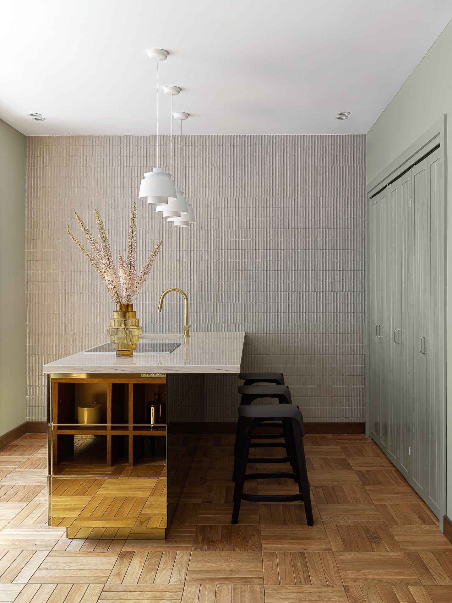 In dieser Küche hat das Interiorstudio Sdelaemremont die goldene Küchenhalbinsel mithilfe von Pendelleuchten von...