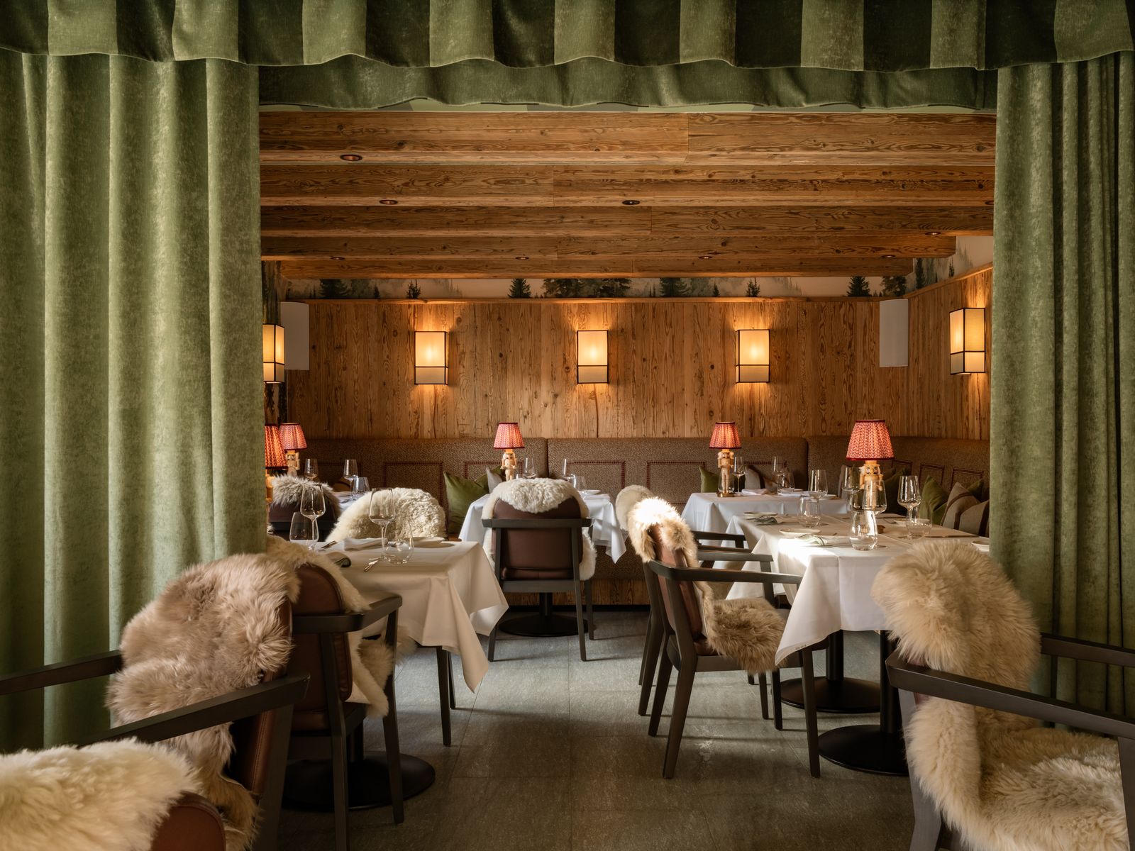Neues Restaurant in St. Moritz: Das erwartet Sie in der Fondue-Stüvetta, die AD100-Designer Fabian Freytag gestaltete