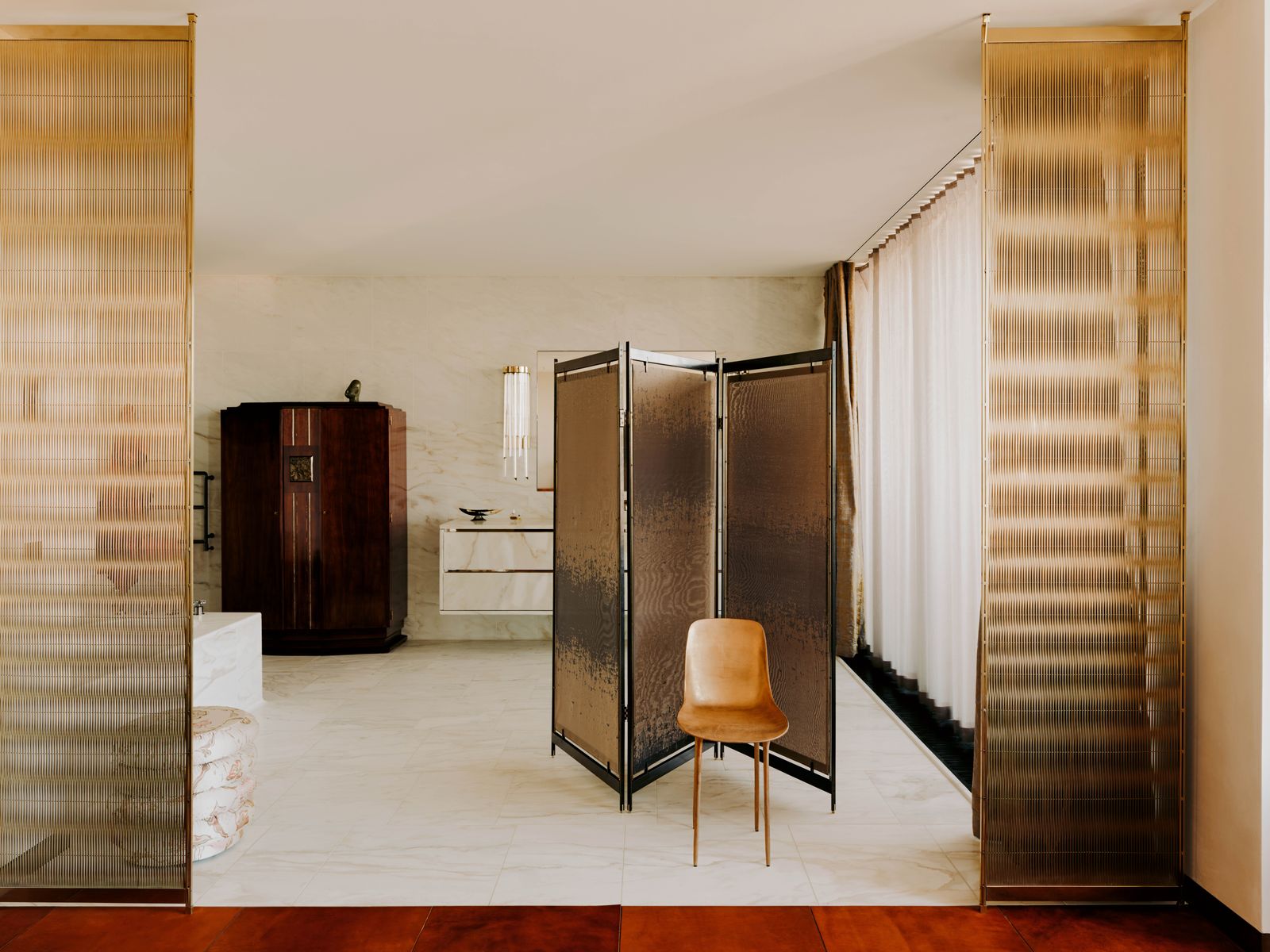 Das EnsuiteBadezimmer mit einem Paravent aus geflochtenem Bast