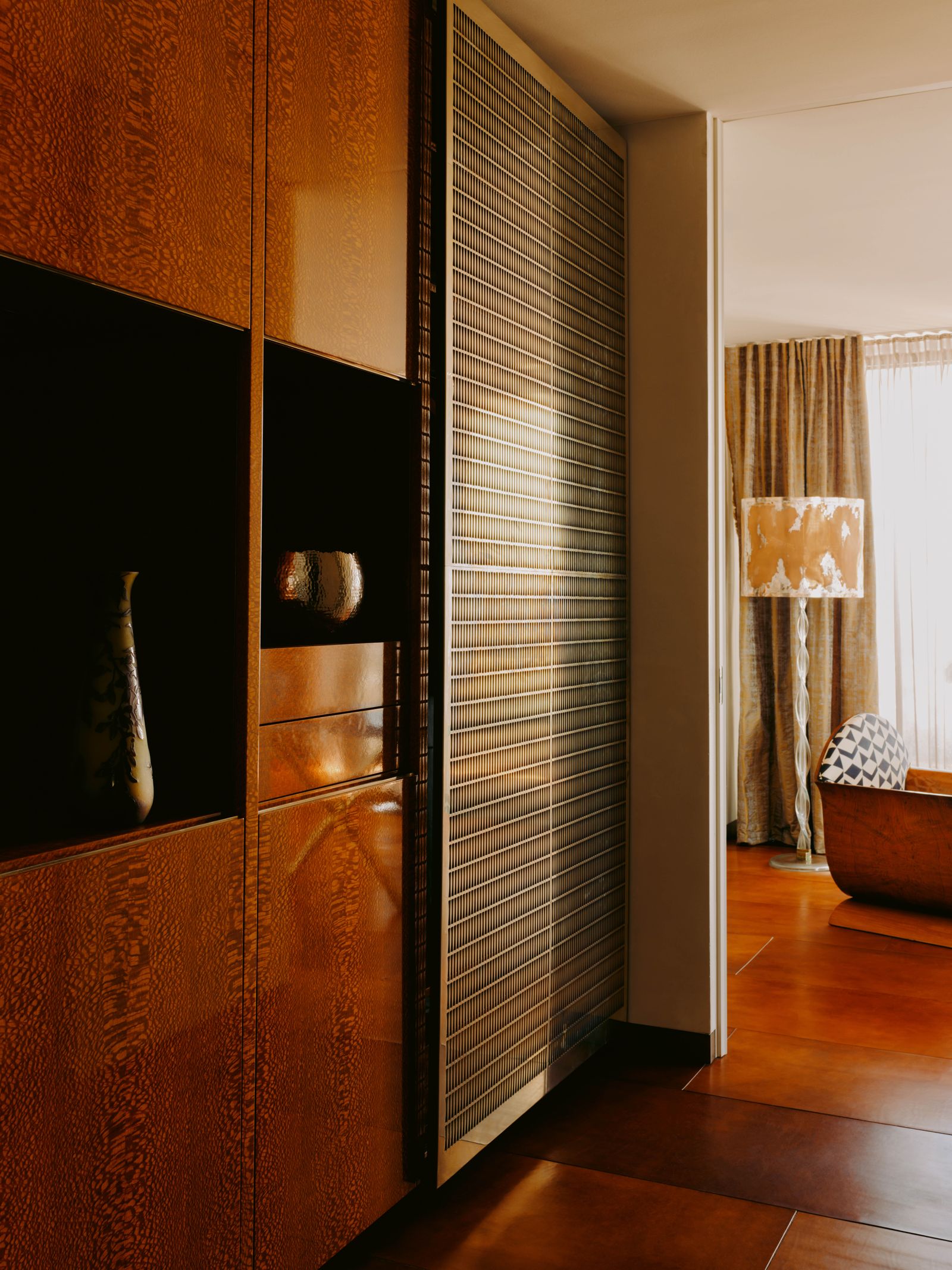 Der Aktenschrank ist aus südamerikanischem Perlholz