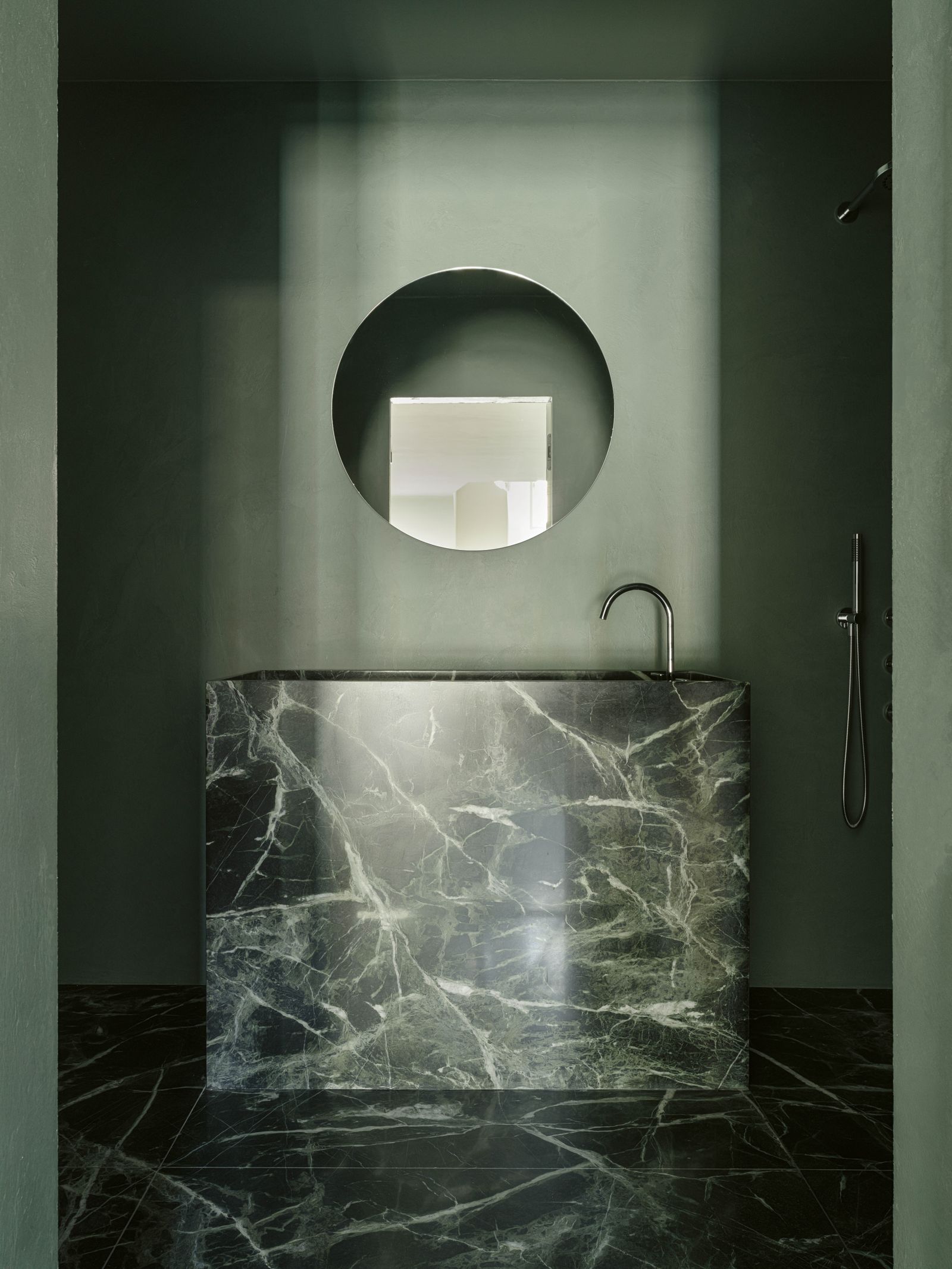 Das grüne Badezimmer mit einer Einheit aus VerdeAlpiMarmor