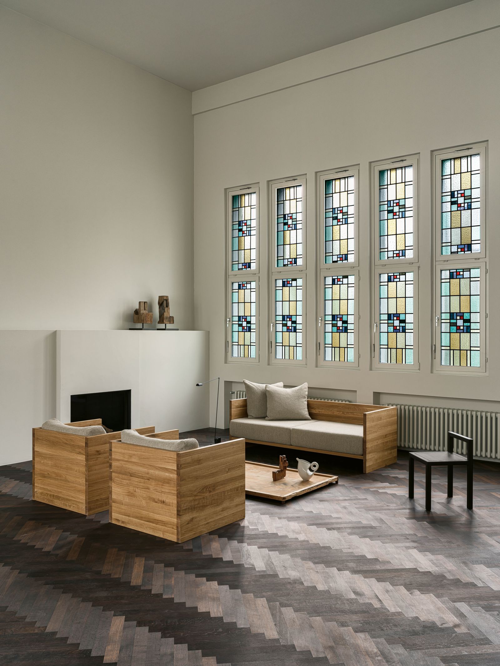 Das Wohnzimmer in der ehemaligen Kirche mit Buntglasfenstern