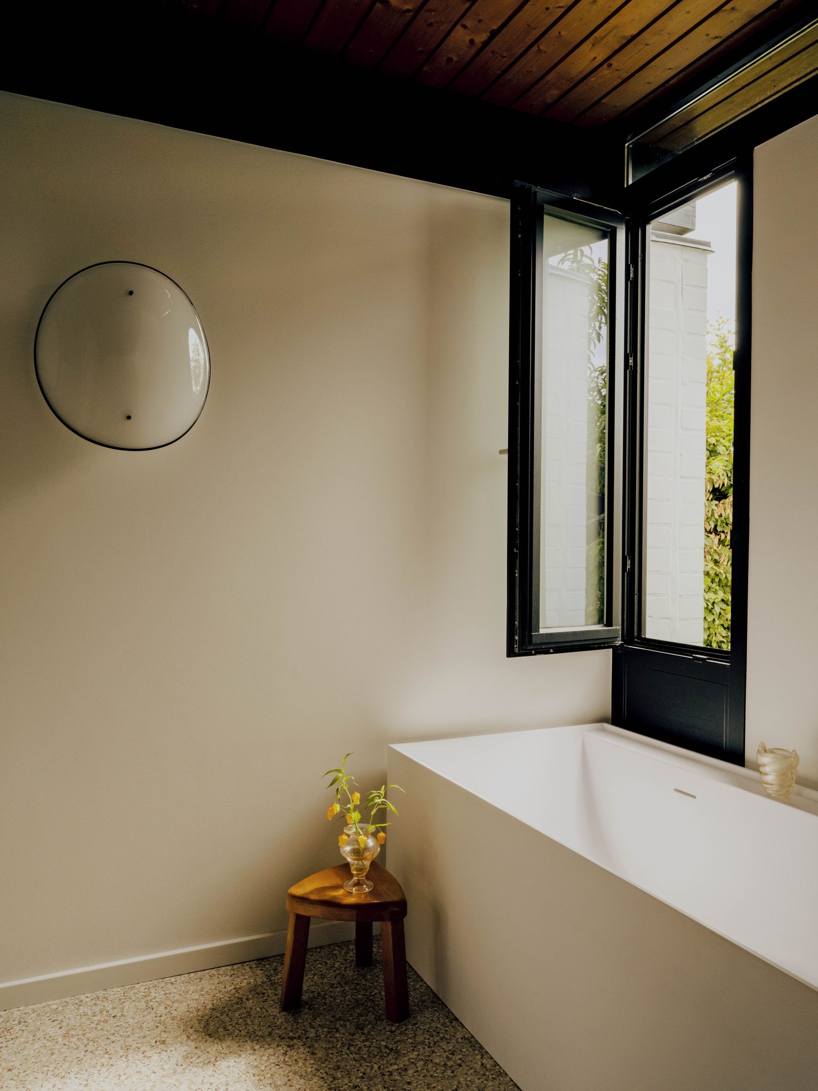 Das minimalistisch gestaltete Badezimmer lädt mit klarer Linie als Wohlfühloase zum Entspannen ein.