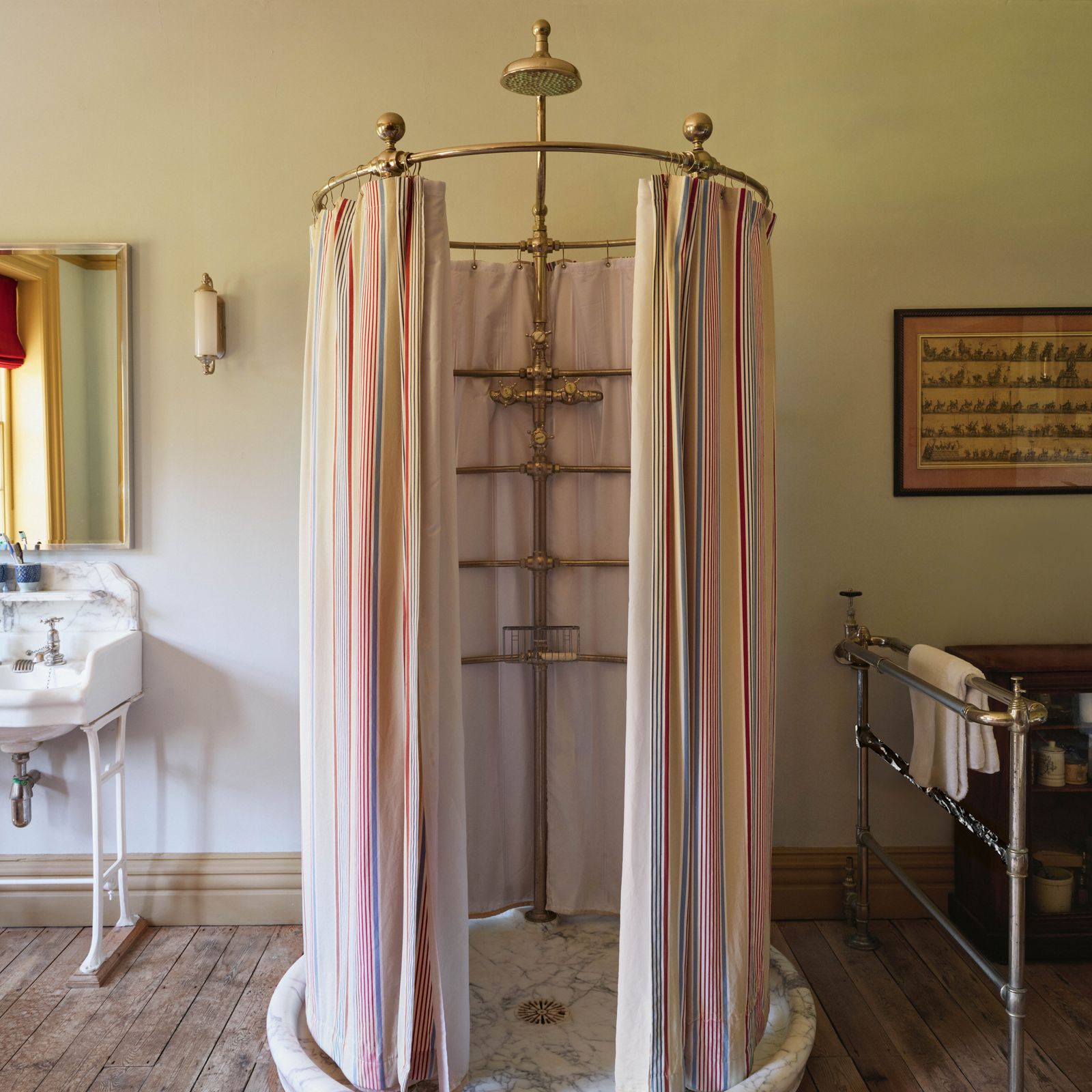 Duschvorhang – nein, danke? Mit diesem einfachen Hack wird er zum Statement