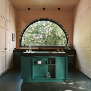 In Berlin-Westend entwarf Atelier ST ein Familienzuhause im Grünen, das Stiltraditionen ins Heute hebt