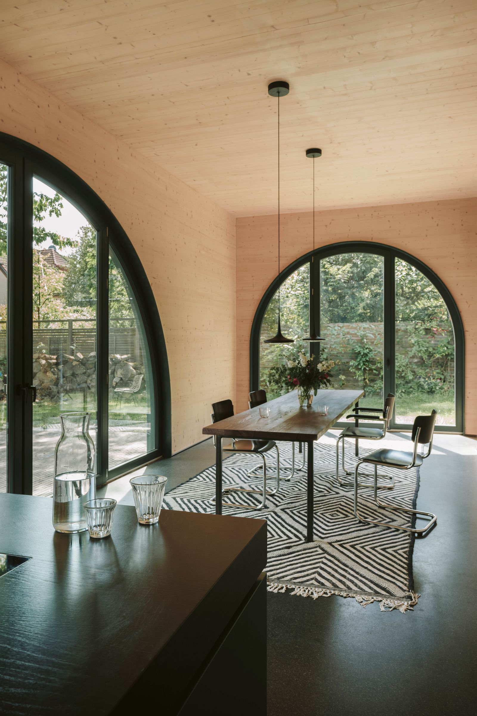 Den Essbereich öffnen gewaltige Fenstertüren mit bis zu 4 Meter 85 Breite nach Osten zur Terrasse und nach Süden. Der...