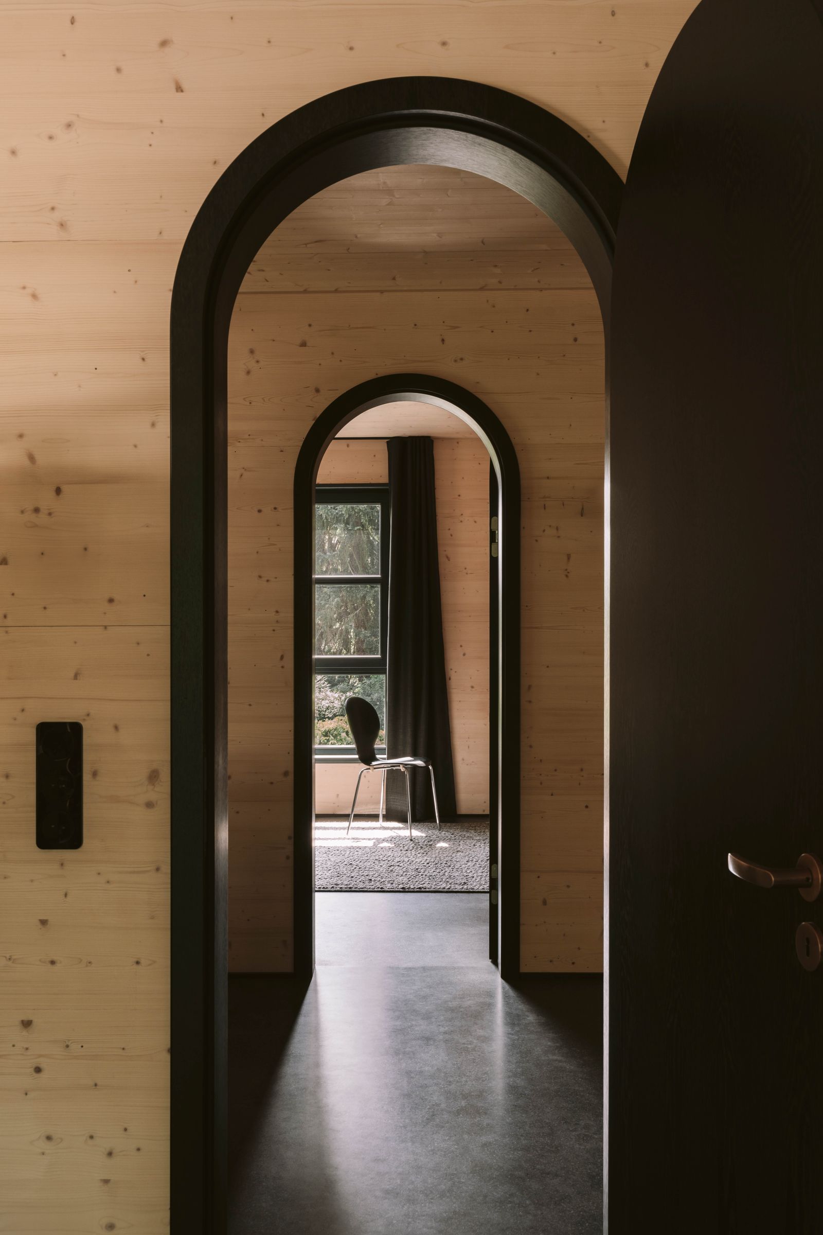 Alle Innentüren krönen Bogen aus schwarz gebeizter Eiche  die Sichtachse zwischen zweien der vier Kinderzimmer im ersten...