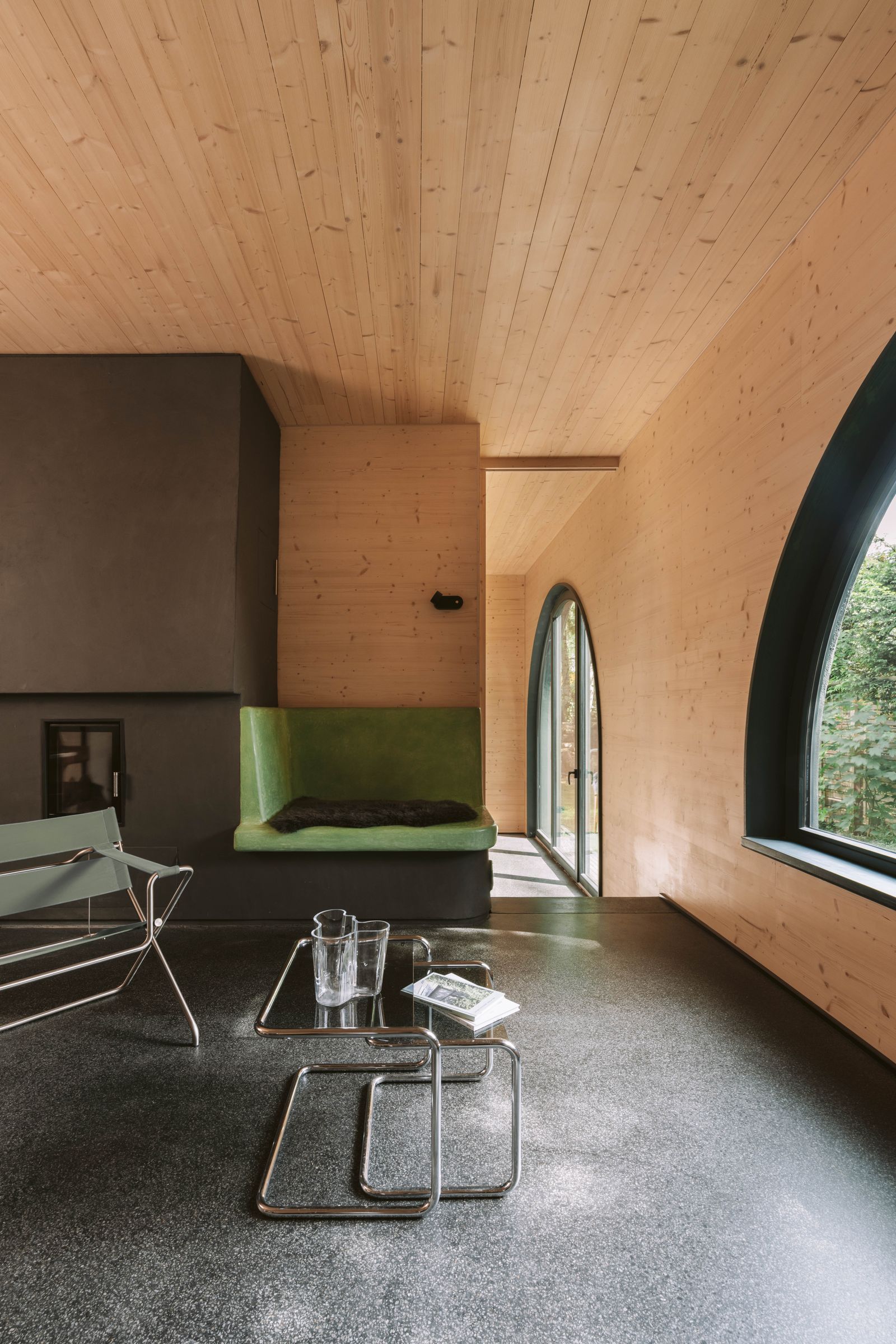 Geborgenheit Das Wohnzimmer prägt der eigens gefertigte wassergeführte Dauerbrandofen mit TadelaktSitzbank  einige Bäume...