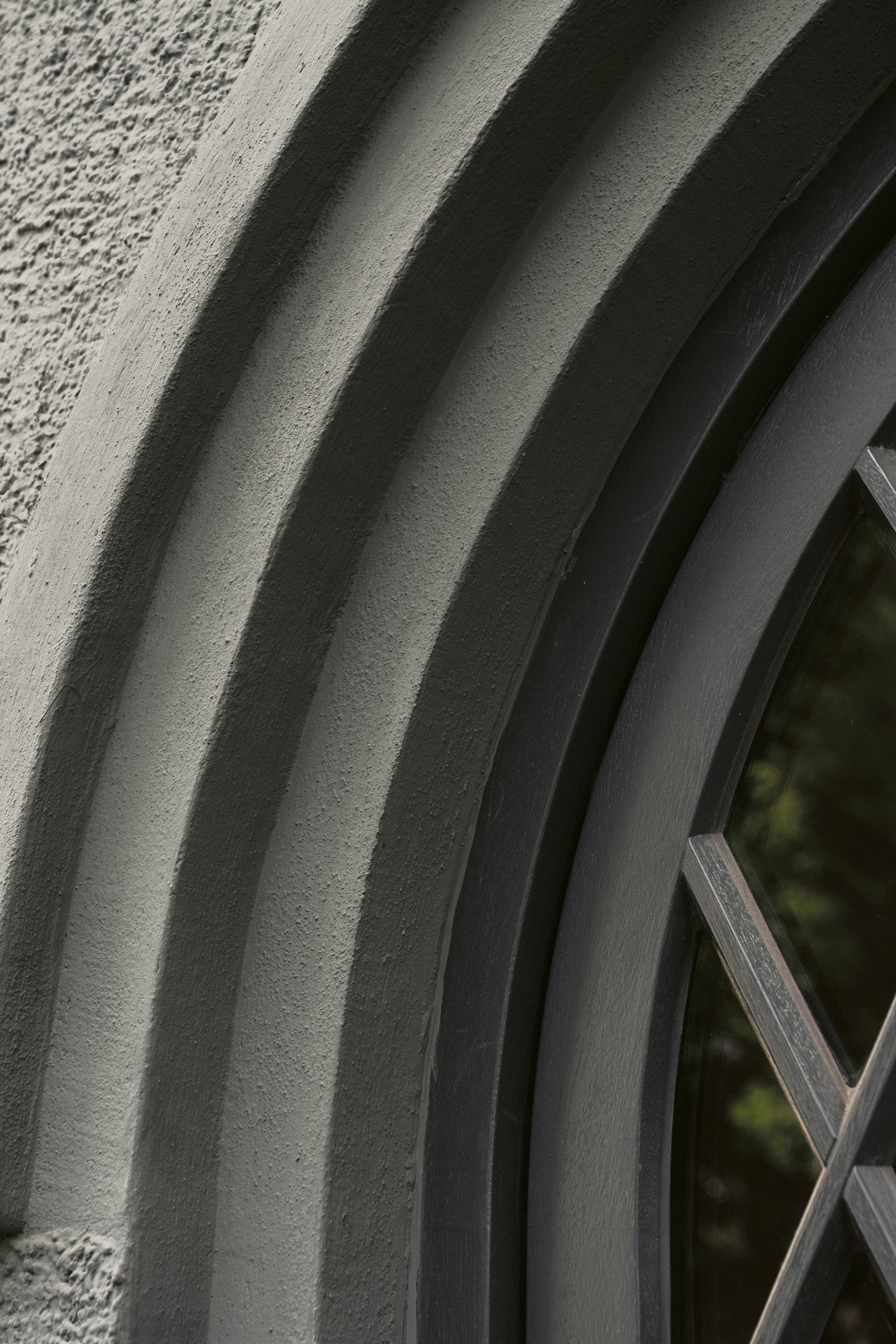 Der Zugang zum Gästezimmer im Dachgeschoss mit dramatisch inszeniertem Lichteinfall.