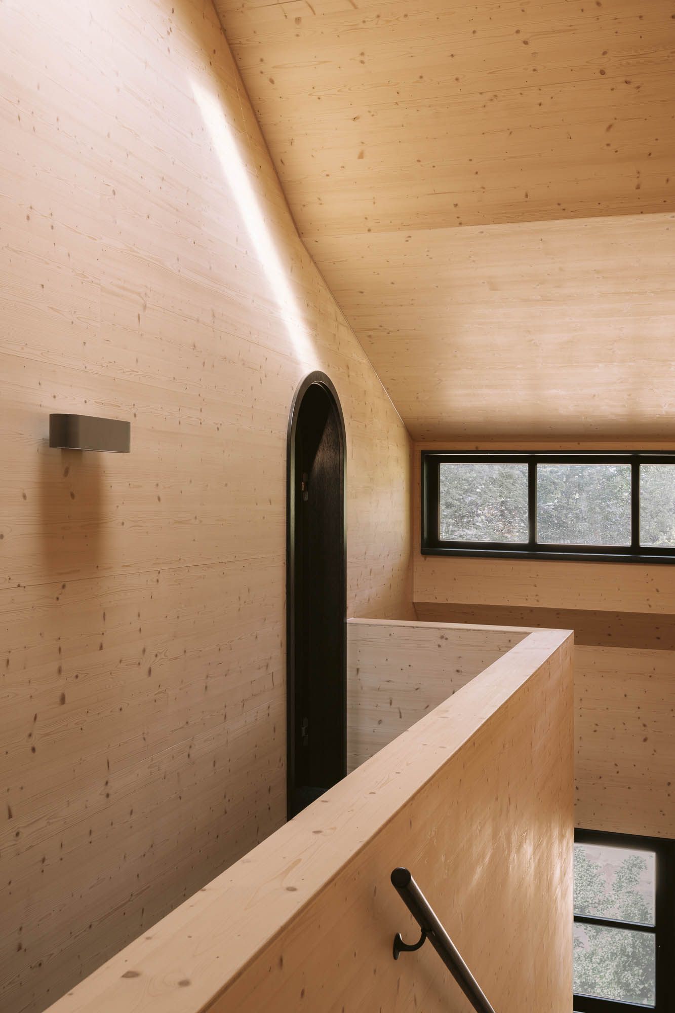 Innen offenbart sich ein modernernachhaltiger Holzbau.