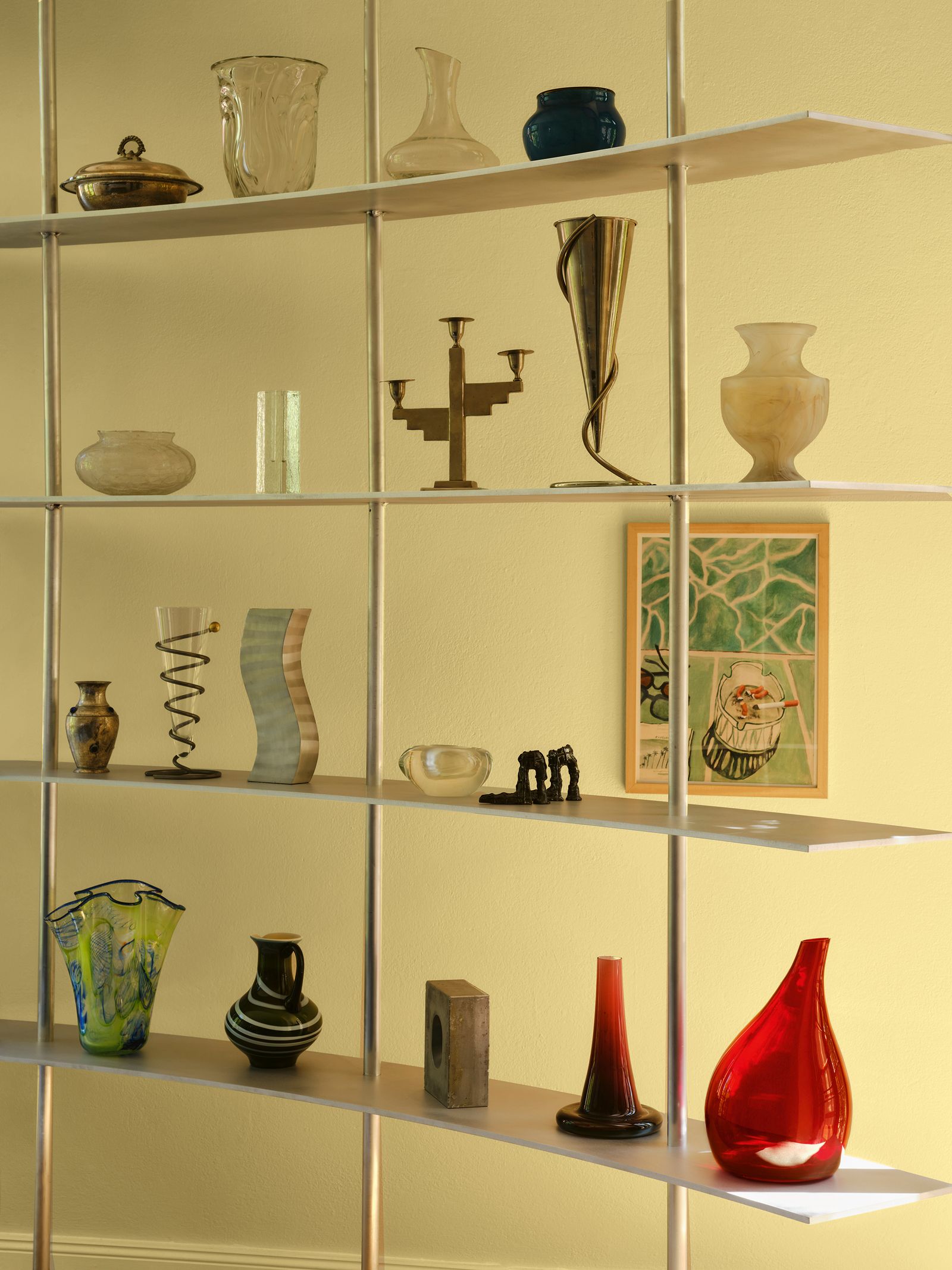 Metallregal mit VintageObjekten