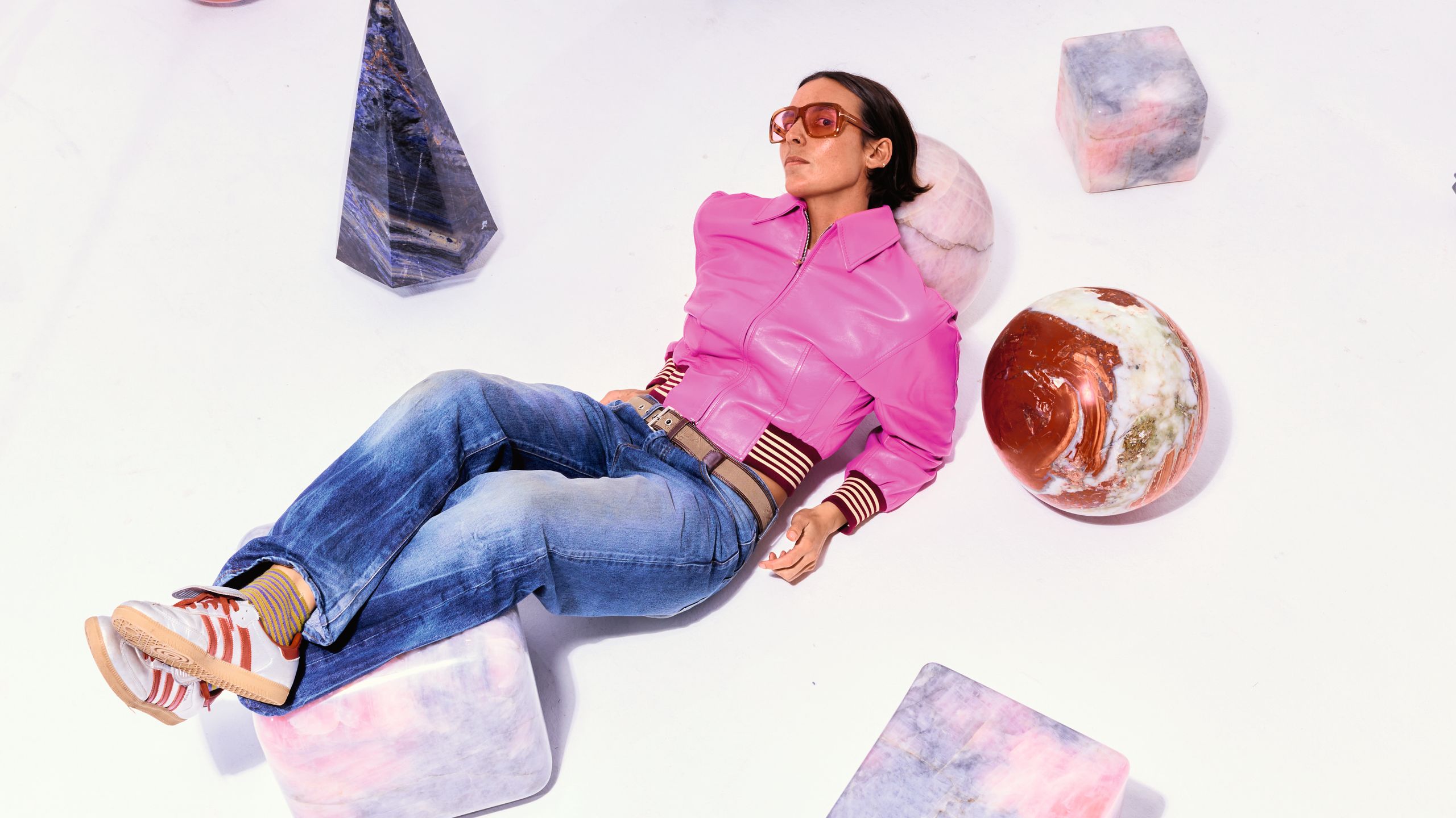 Lea Colombo zwischen ihren skulpturalen Entwürfen