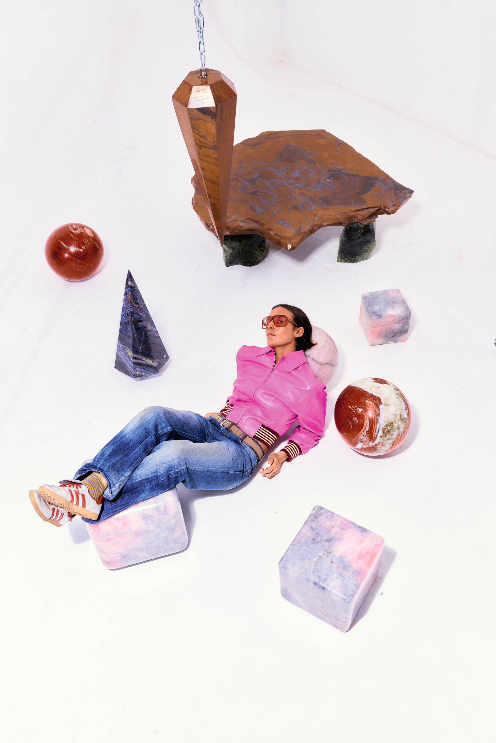 Lea Colombo zwischen ihren skulpturalen Entwürfen