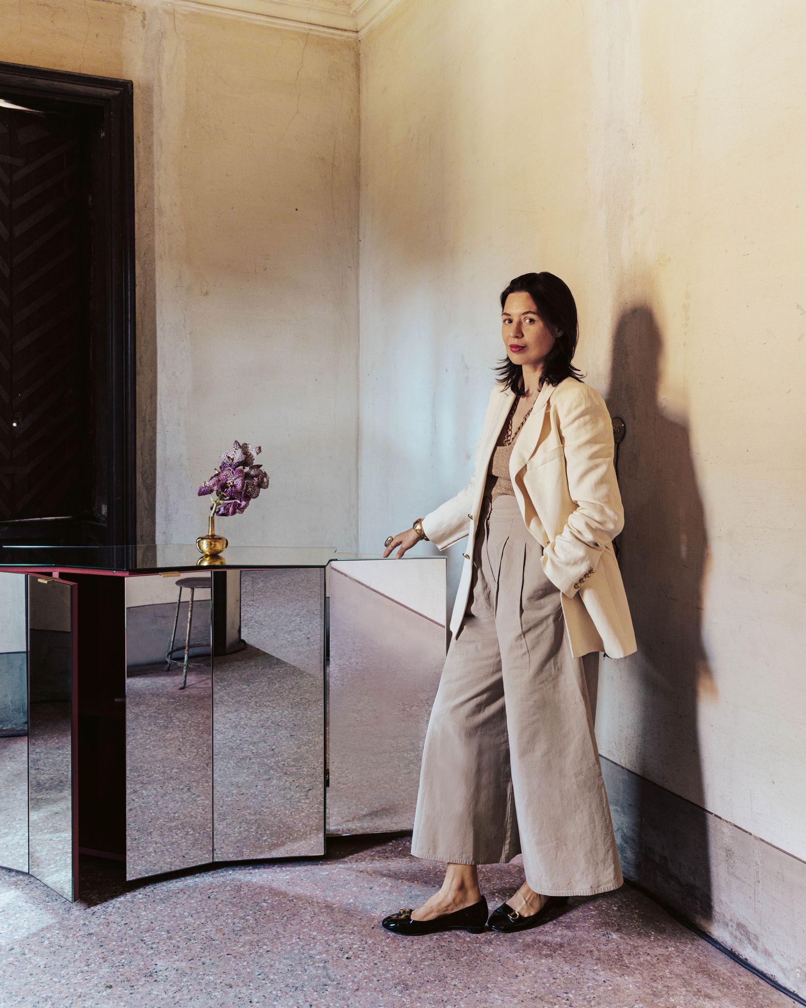 Isabelle Graeff vor ihrem „Portal Cabinet I“