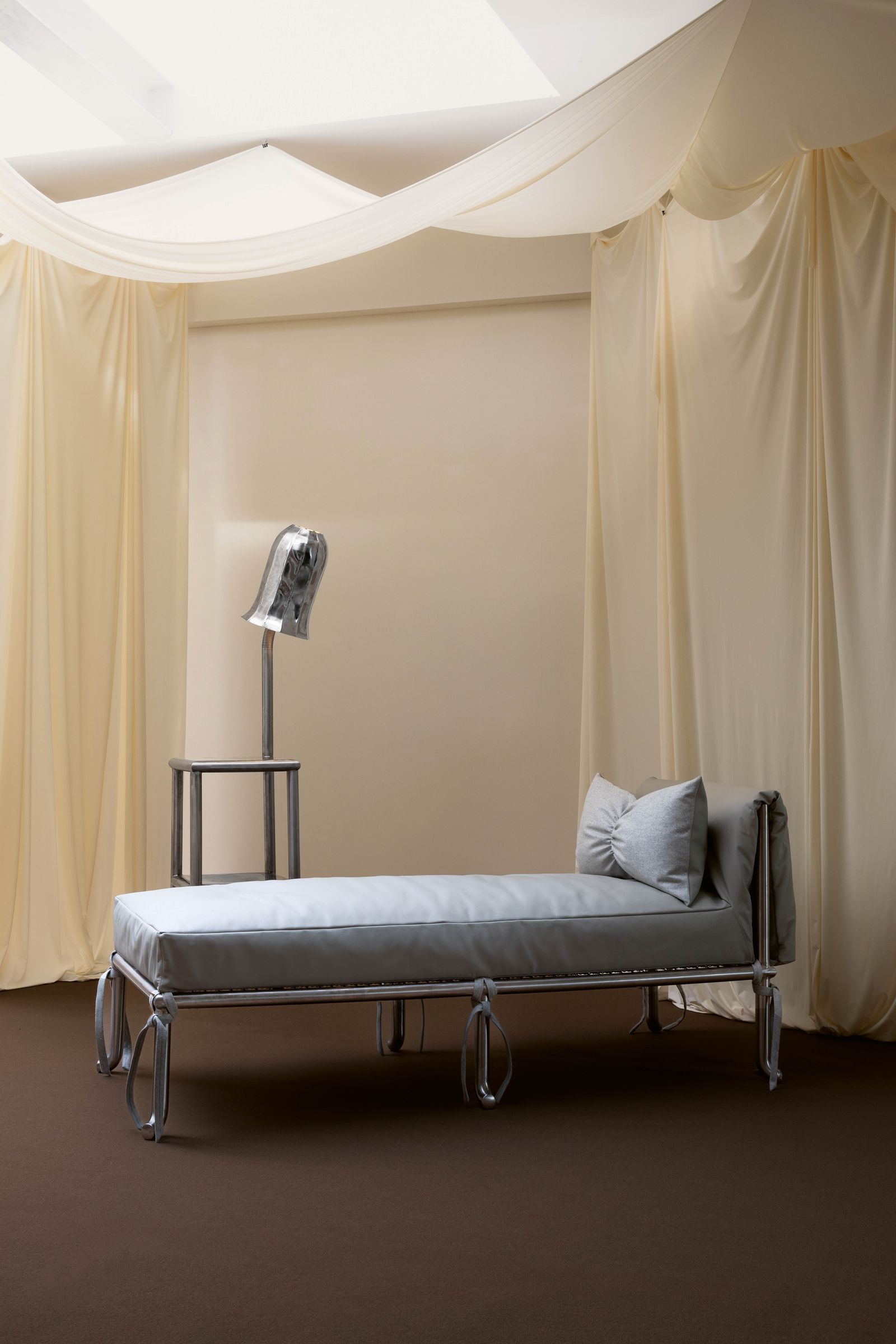 Hannah Kuhlmanns Liege „Bed Bug“