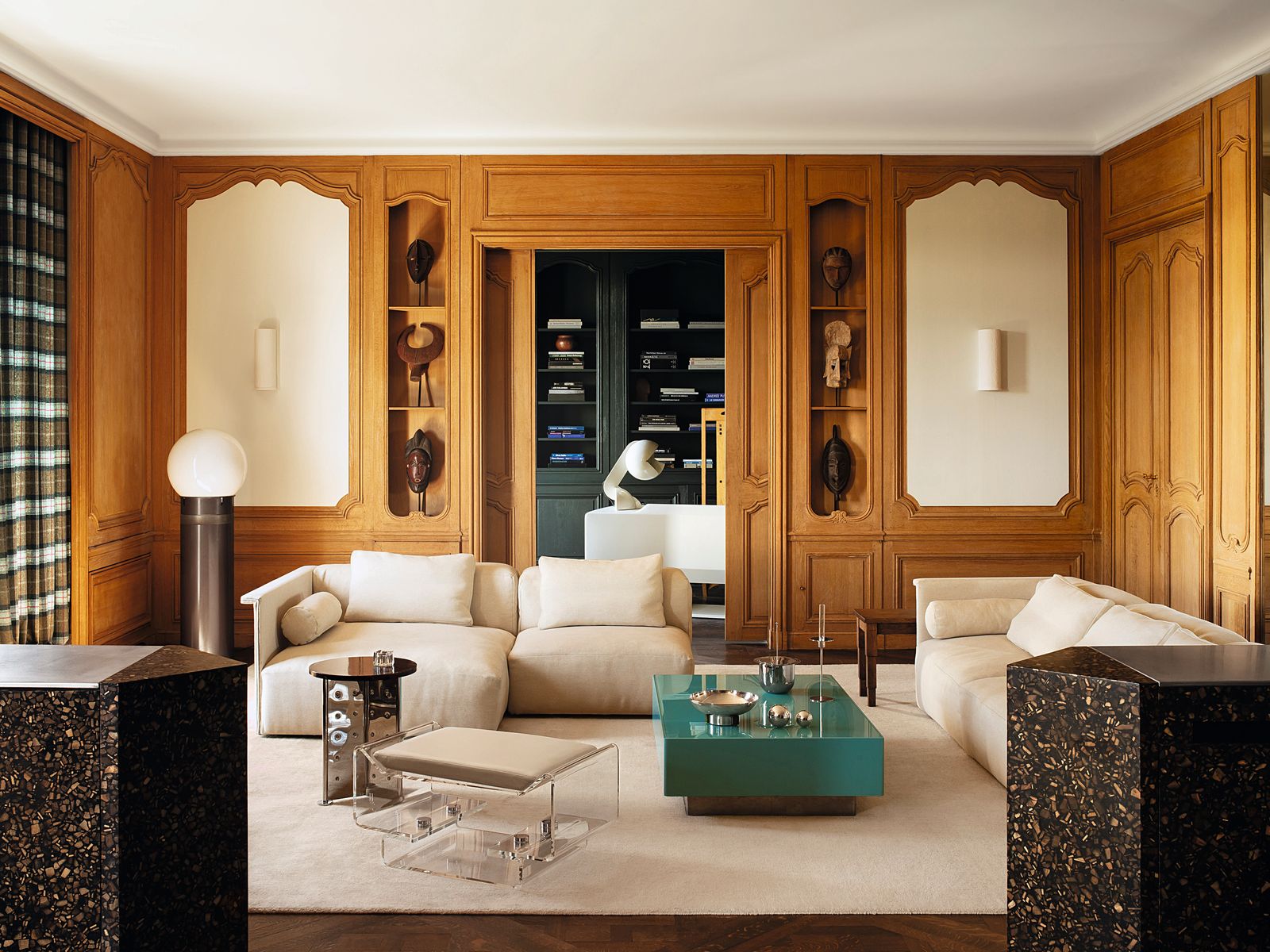 Für eine Familie verlieh Studio Asaï einem Haussmann-Apartment in Paris einen zeitgemäßen Twist