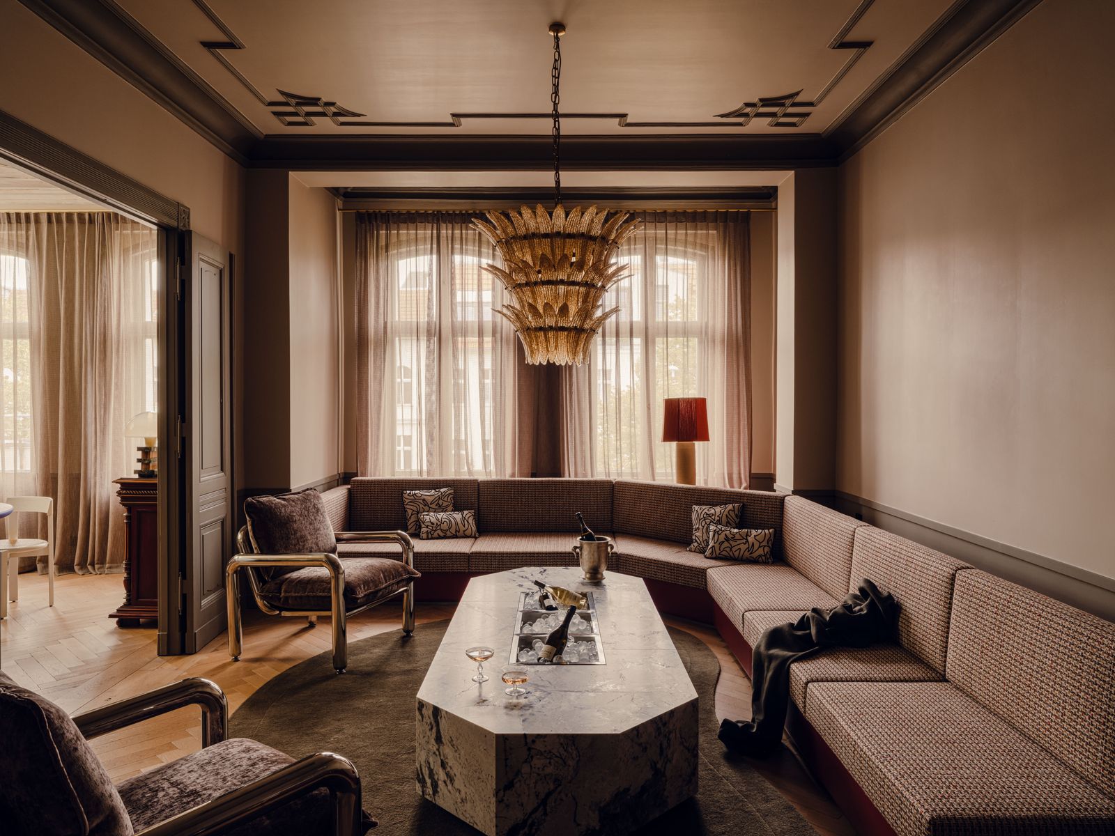 Altbau in Berlin-Charlottenburg: Diese Wohnung zeigt, wie ein mutiger Farb- und Material-Mix stimmungsaufhellend sein kann