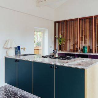 Küchenhalbinsel: Warum sie insbesondere in kleinen Wohnungen die smarte Alternative zur Kücheninsel ist