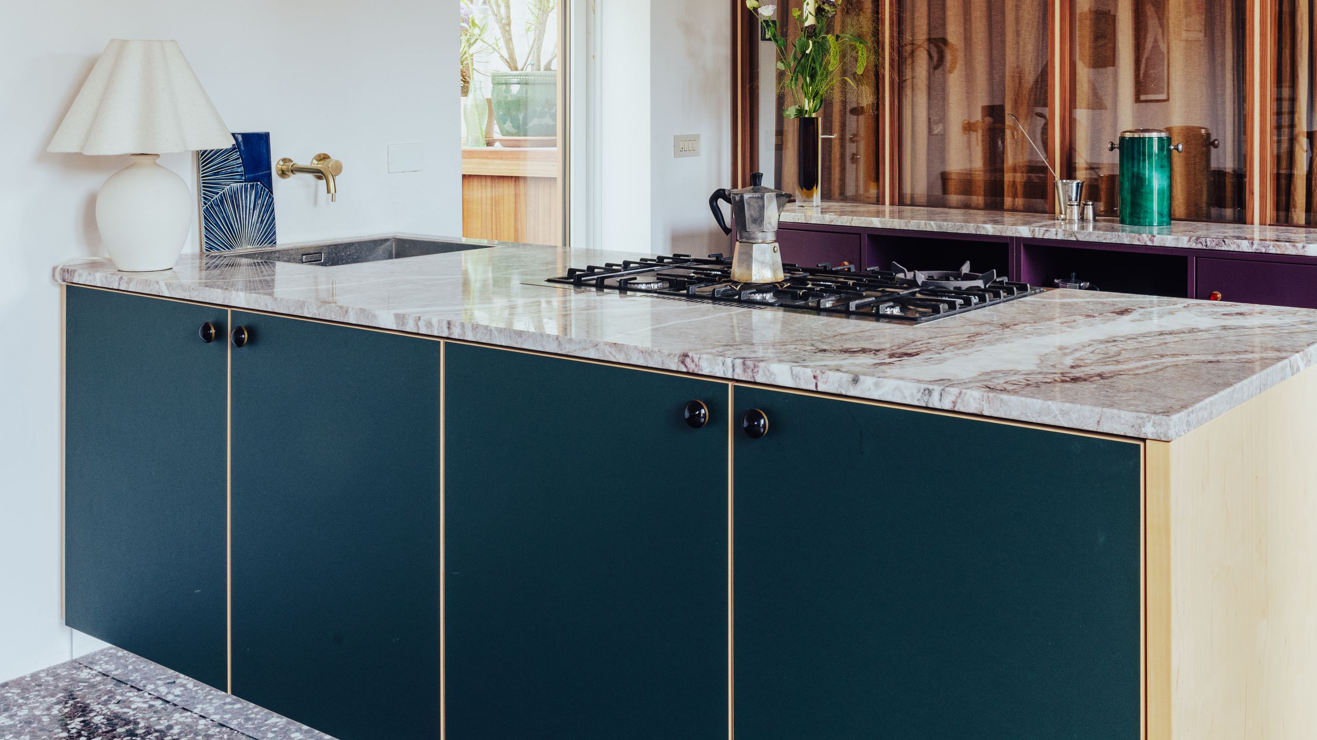 Kücheninsel offene Wohnküche Marmor Arbeitsplatte blaue Fronten