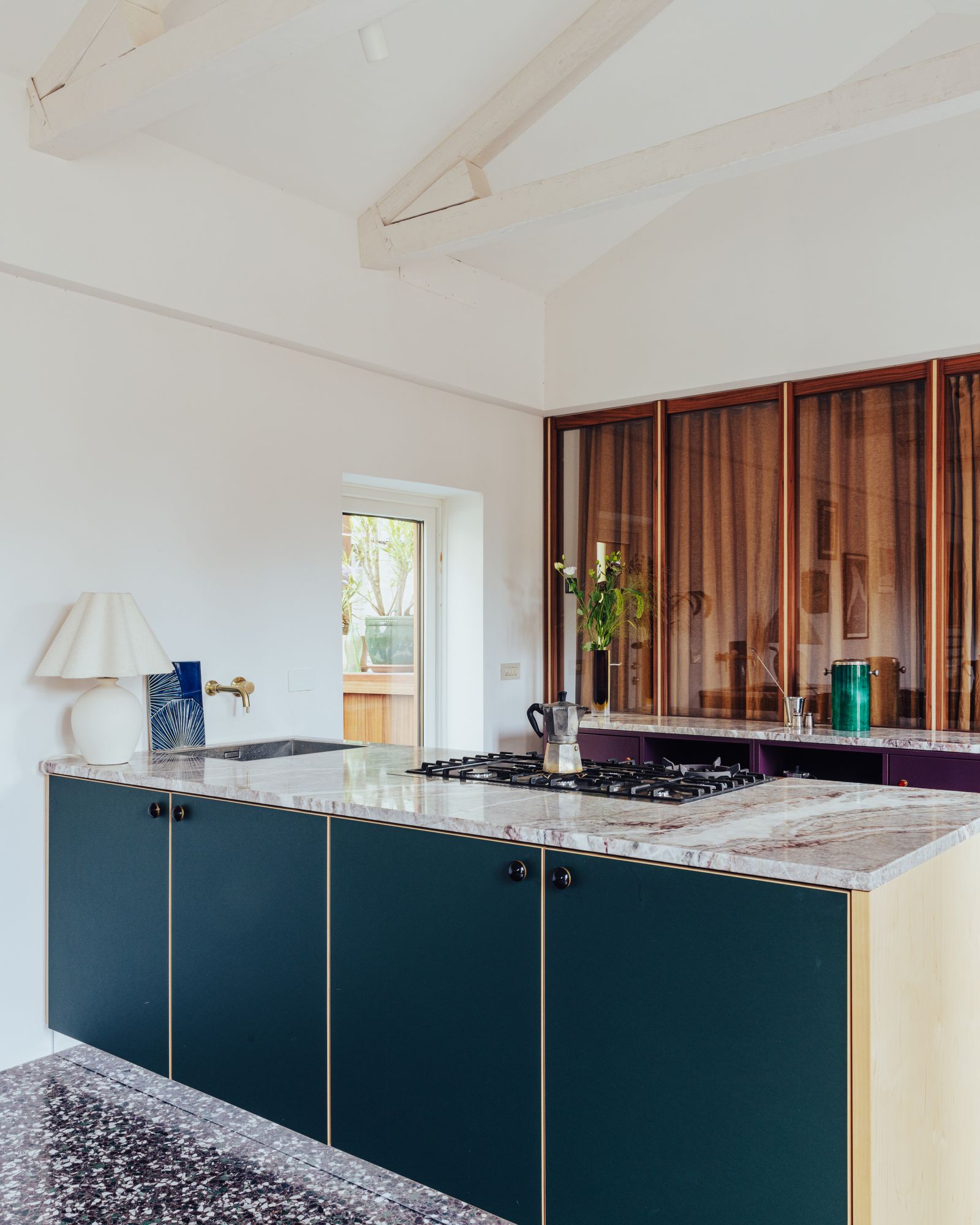 Kücheninsel offene Wohnküche Marmor Arbeitsplatte blaue Fronten