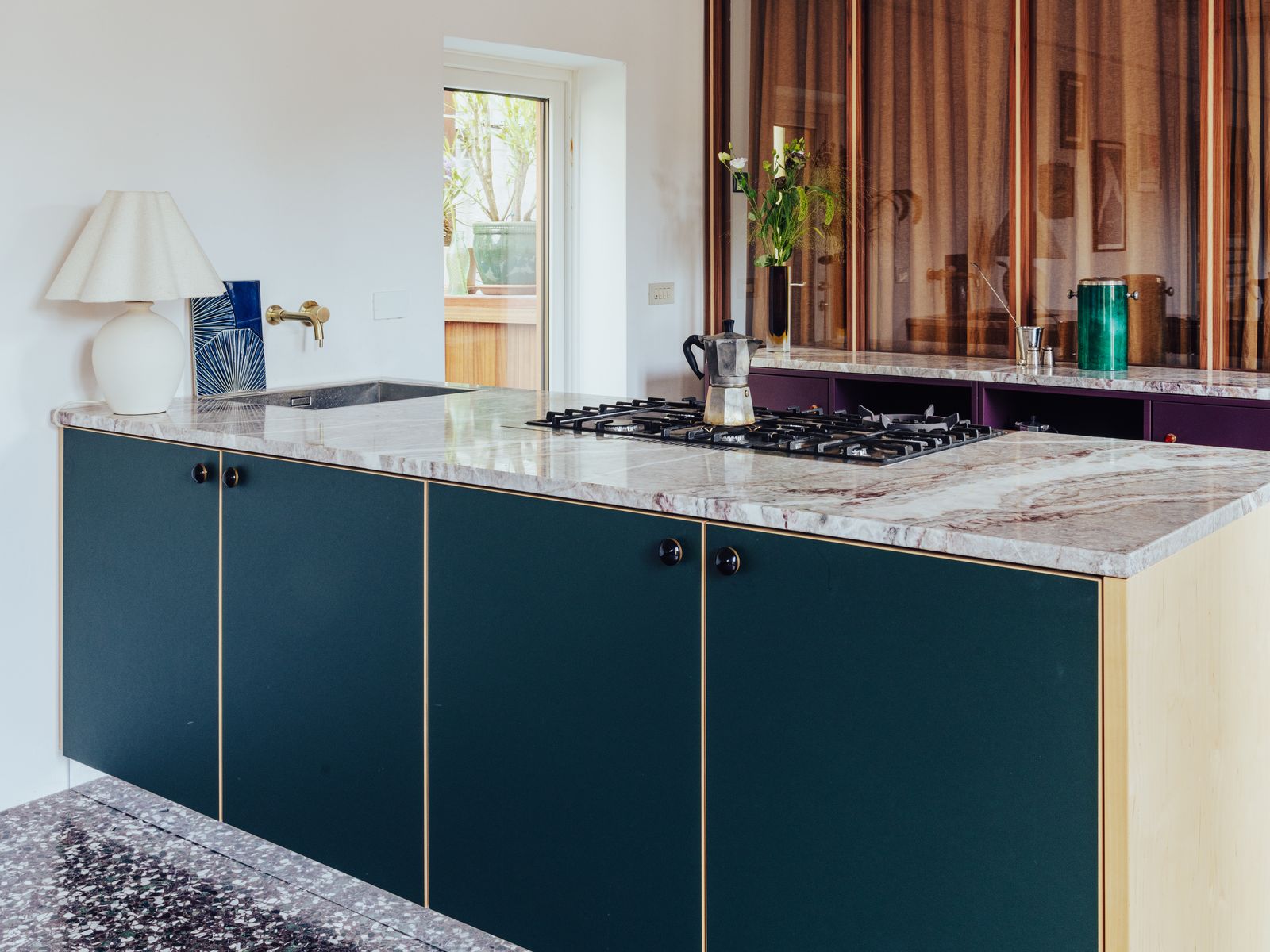 Küchenhalbinsel: Warum sie insbesondere in kleinen Wohnungen die smarte Alternative zur Kücheninsel ist