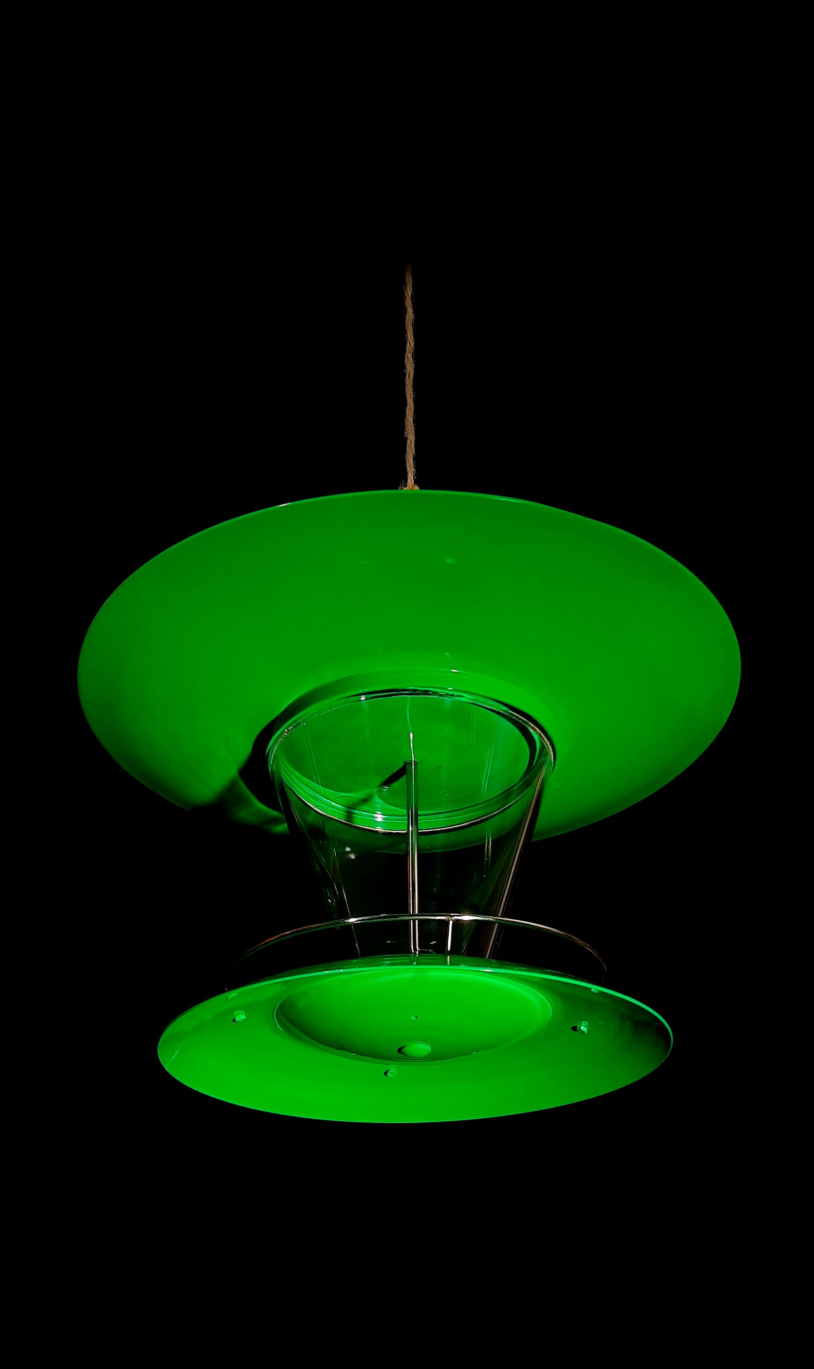 Renzo Piano zwei knallgrüne Schalen dazwischen Kegel aus Acryl