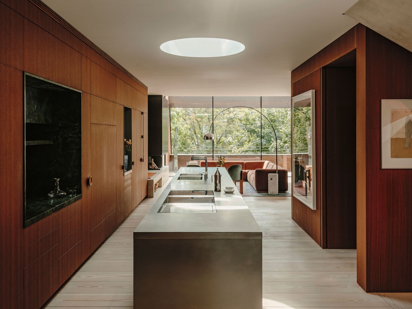 Dachgeschoss ohne Schrägen? Diese Wohnung im Midcentury-Stil und mit Blick auf die Frankfurter Skyline macht es vor