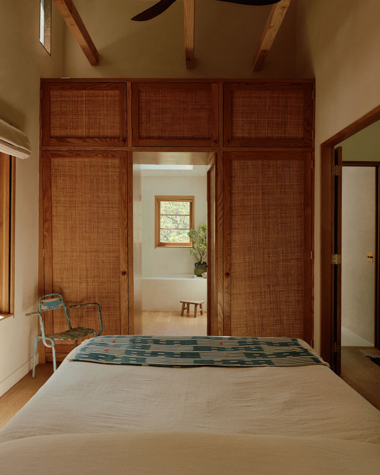 Renovierung FamilienHaus Schlafzimmer mit Türen aus Rattan und Holz