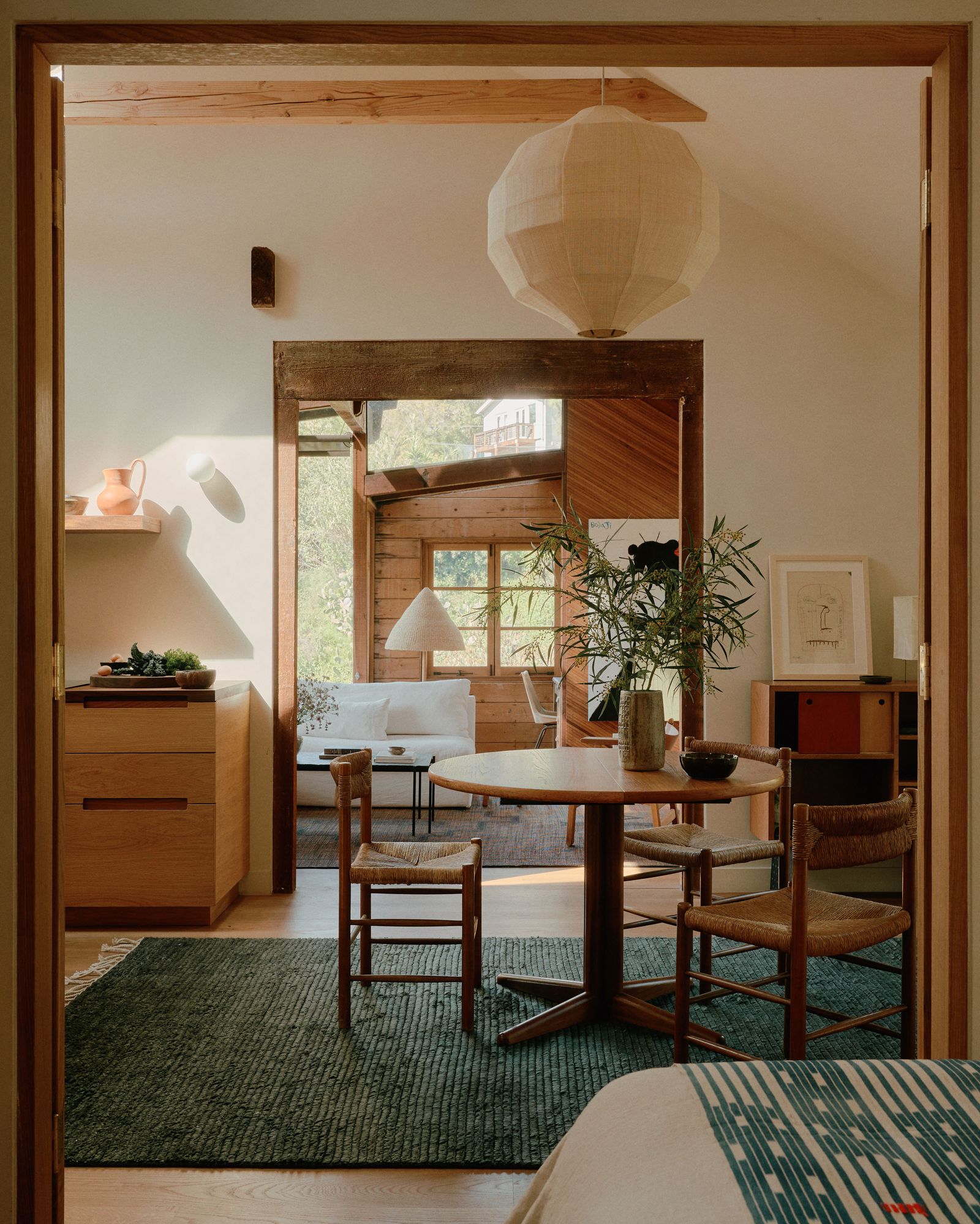 Renovierung Los Angeles FamilienHaus Essbereich unter Pendelleuchte