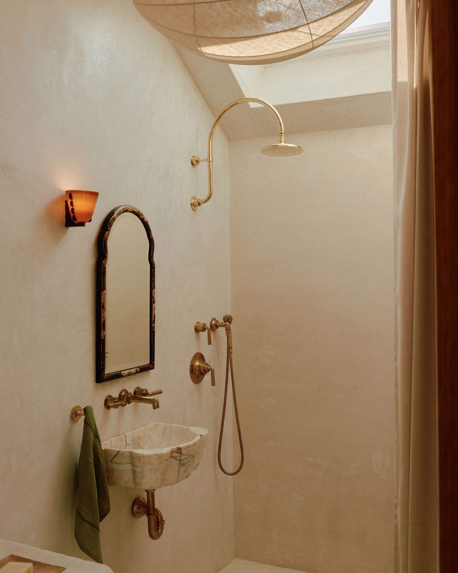 Renovierung FamilienHaus Los Angeles verputze Dusche mit VintageEinrichtung