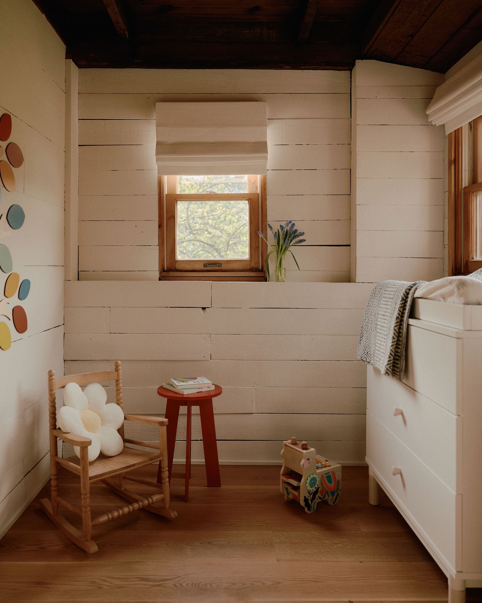 Renovierung FamilienHaus Los Angeles Kinderzimmer weiße Holztäfelung